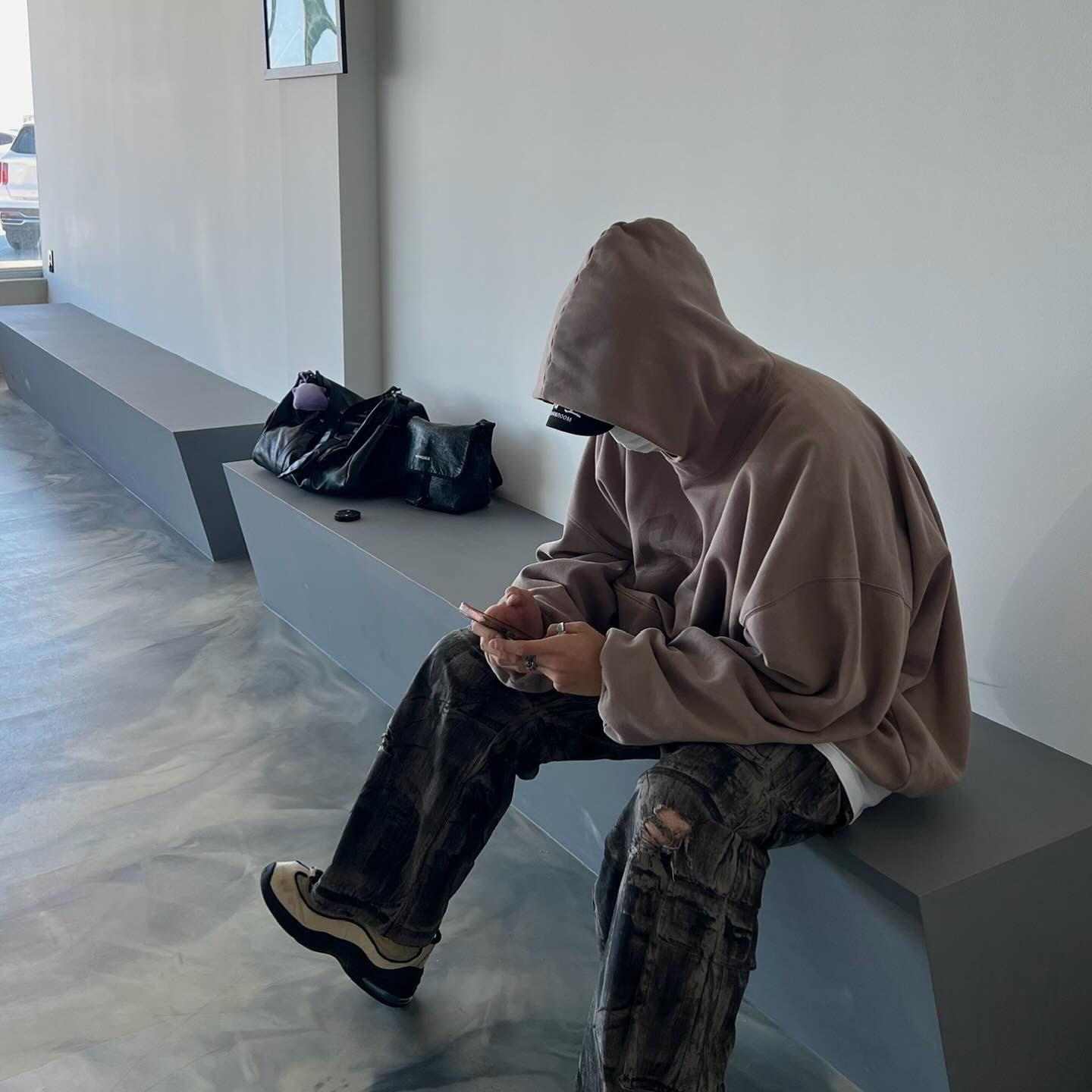 Yeezy Gap Engineered By Balenciaga Dove Hoodie Beige, Undermycar Puke Rough Oil Coating Wide Cargo Pants Oil Black - 23SS 착용 스타일 - 2