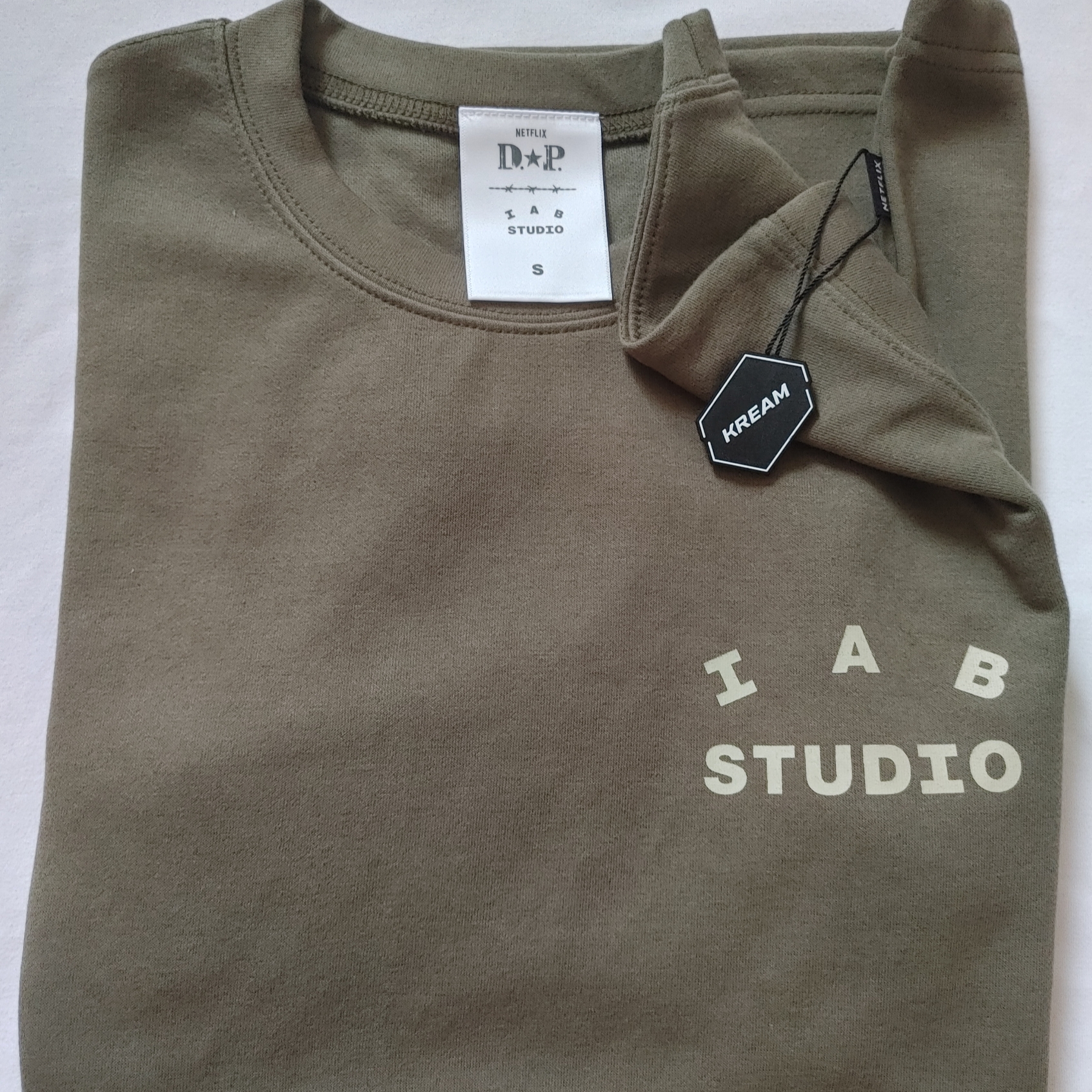 IAB Studio x D.P. T-Shirt Army Green 착용 스타일 - 1