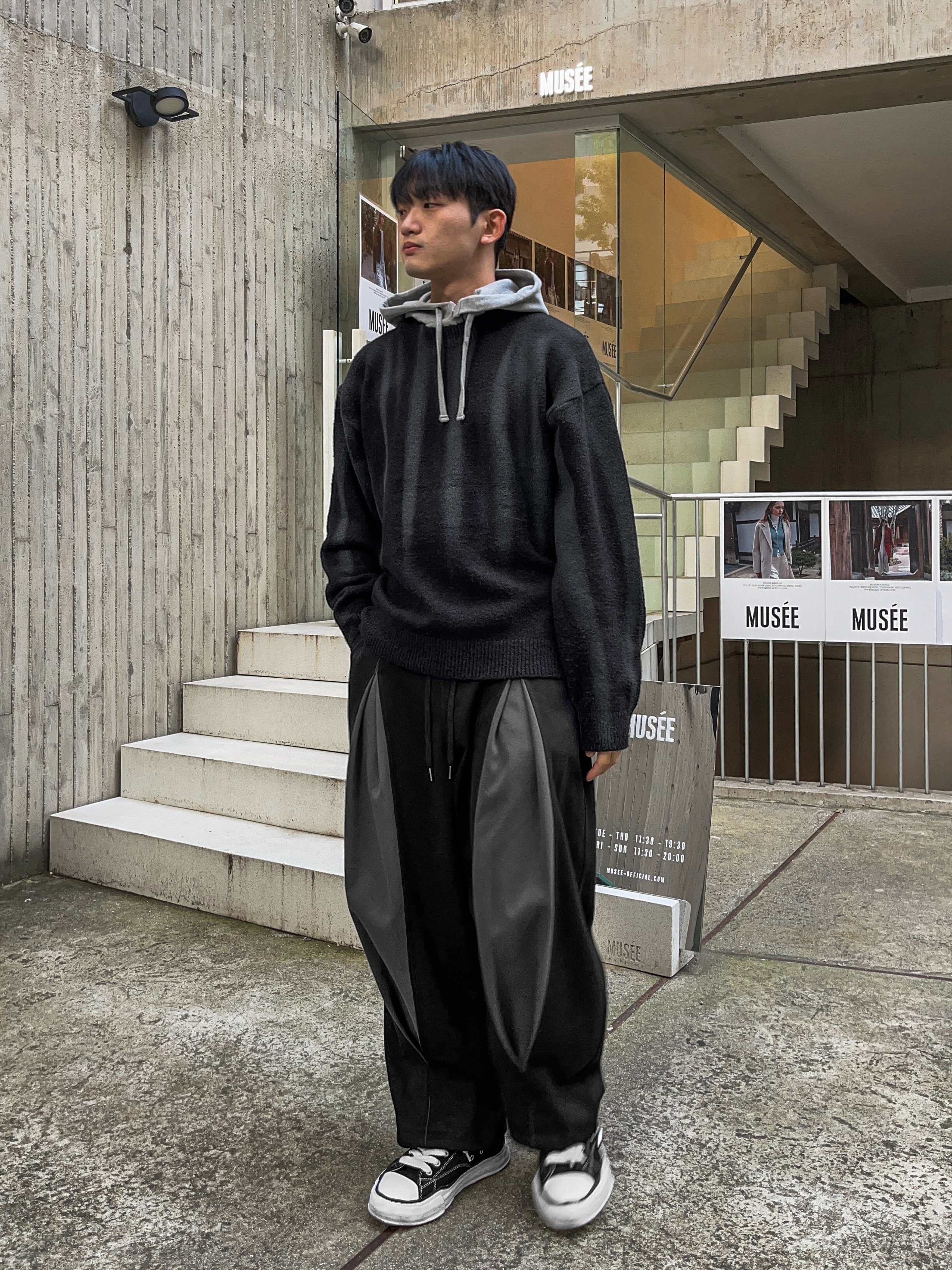 Maison Mihara Yasuhiro Peterson OG Sole Canvas Low Sneakers Black 착용 스타일 - 4