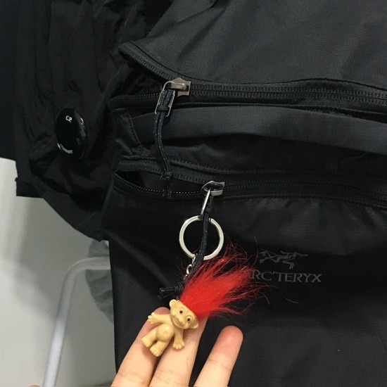 Arc'teryx Index 15 Backpack Black 착용 스타일 - 5