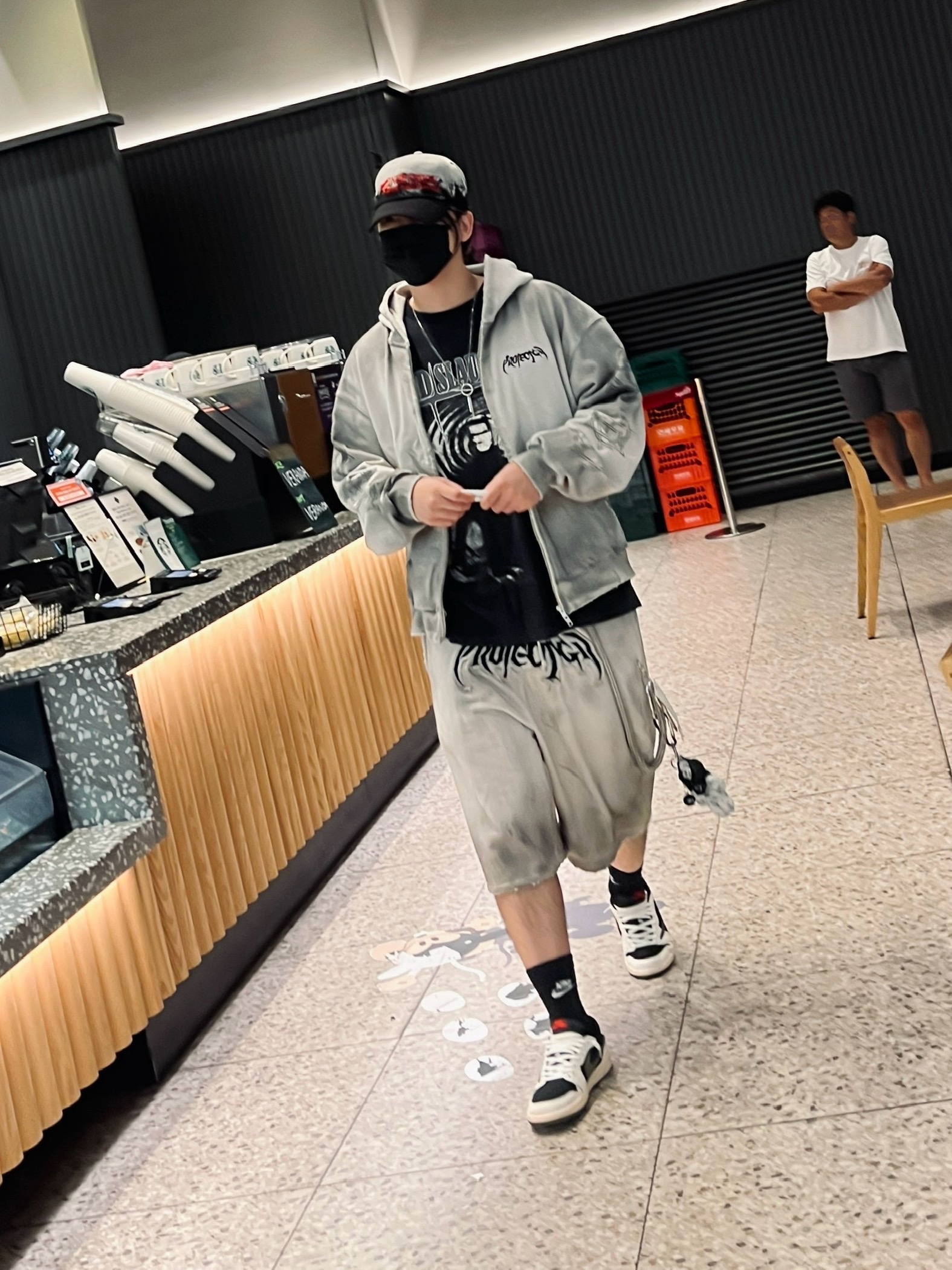 Stussy 8 Ball Keychain Black, (W) Jordan 1 x Travis Scott Retro Low OG SP Medium Olive 착용 스타일 - 1