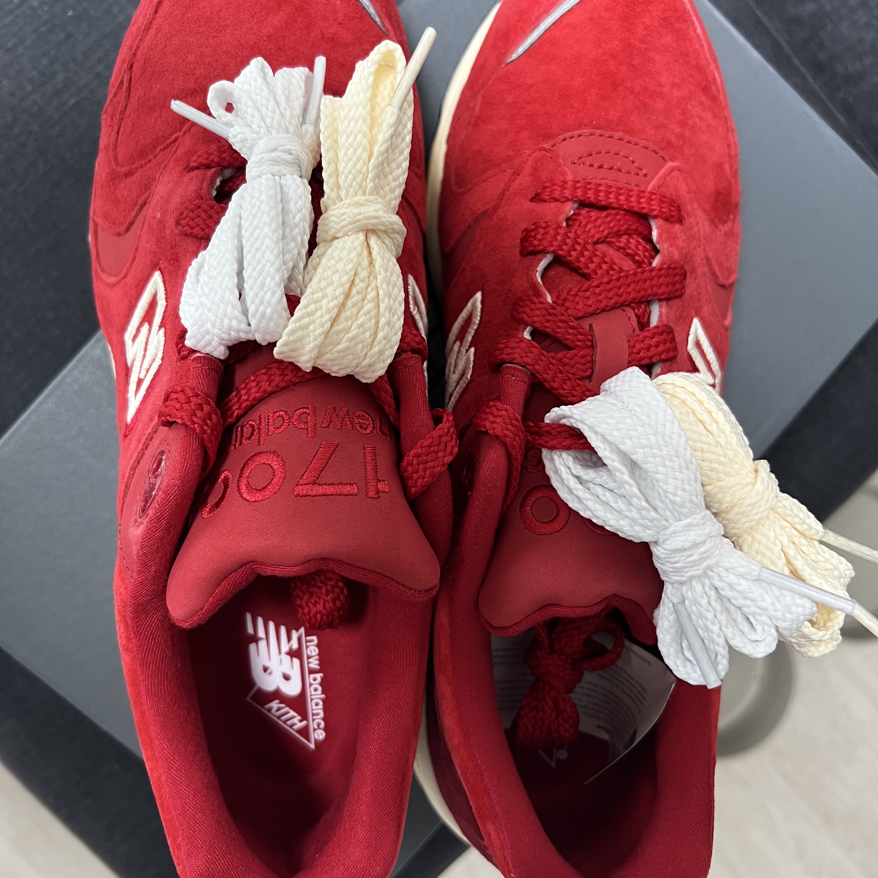 New Balance x Kith 1700 Toronto Rococco Red 착용 스타일 - 1