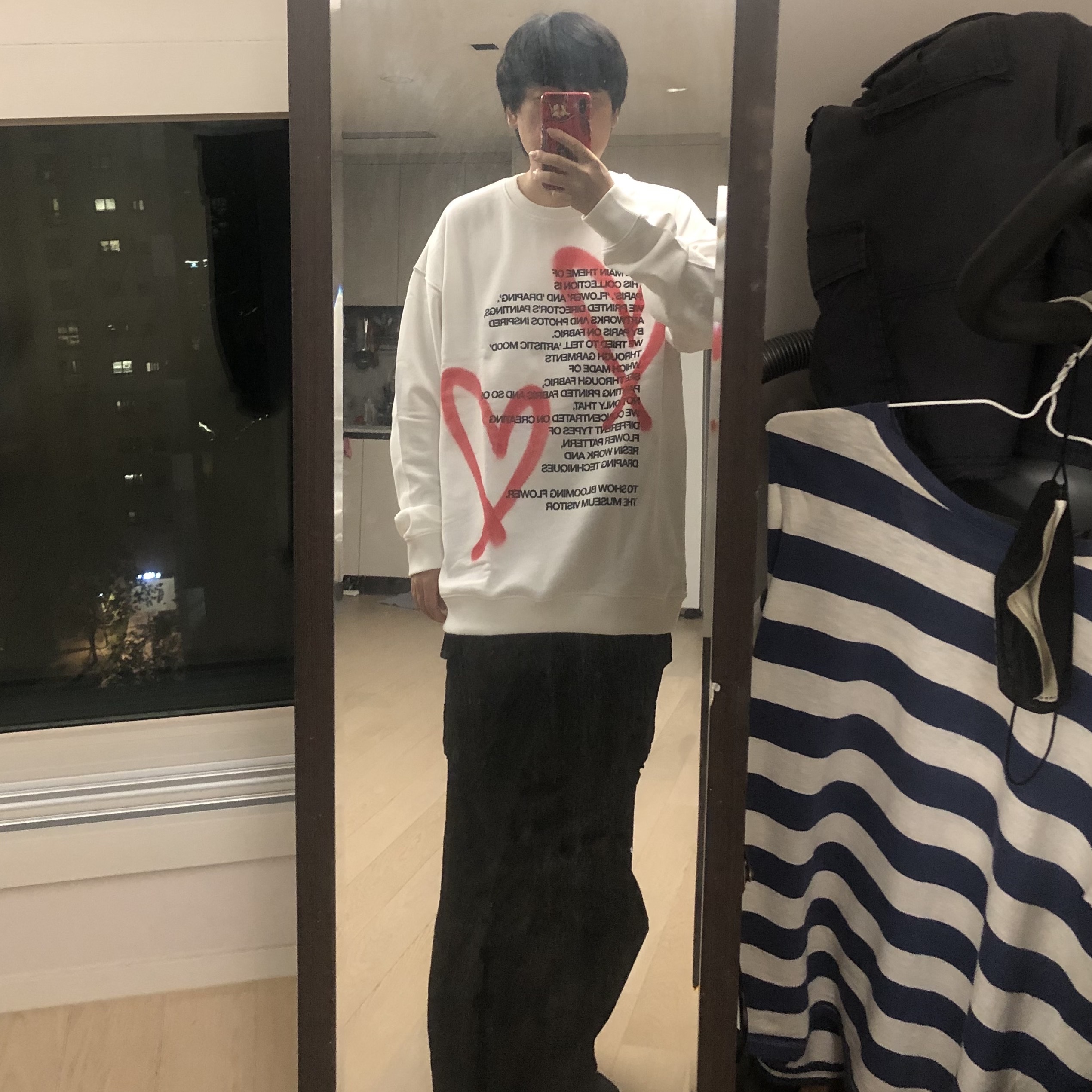 [KREAM 단독] The Museum Visitor Heart Sprayed Sweatshirt White -22PF 착용 스타일 - 1