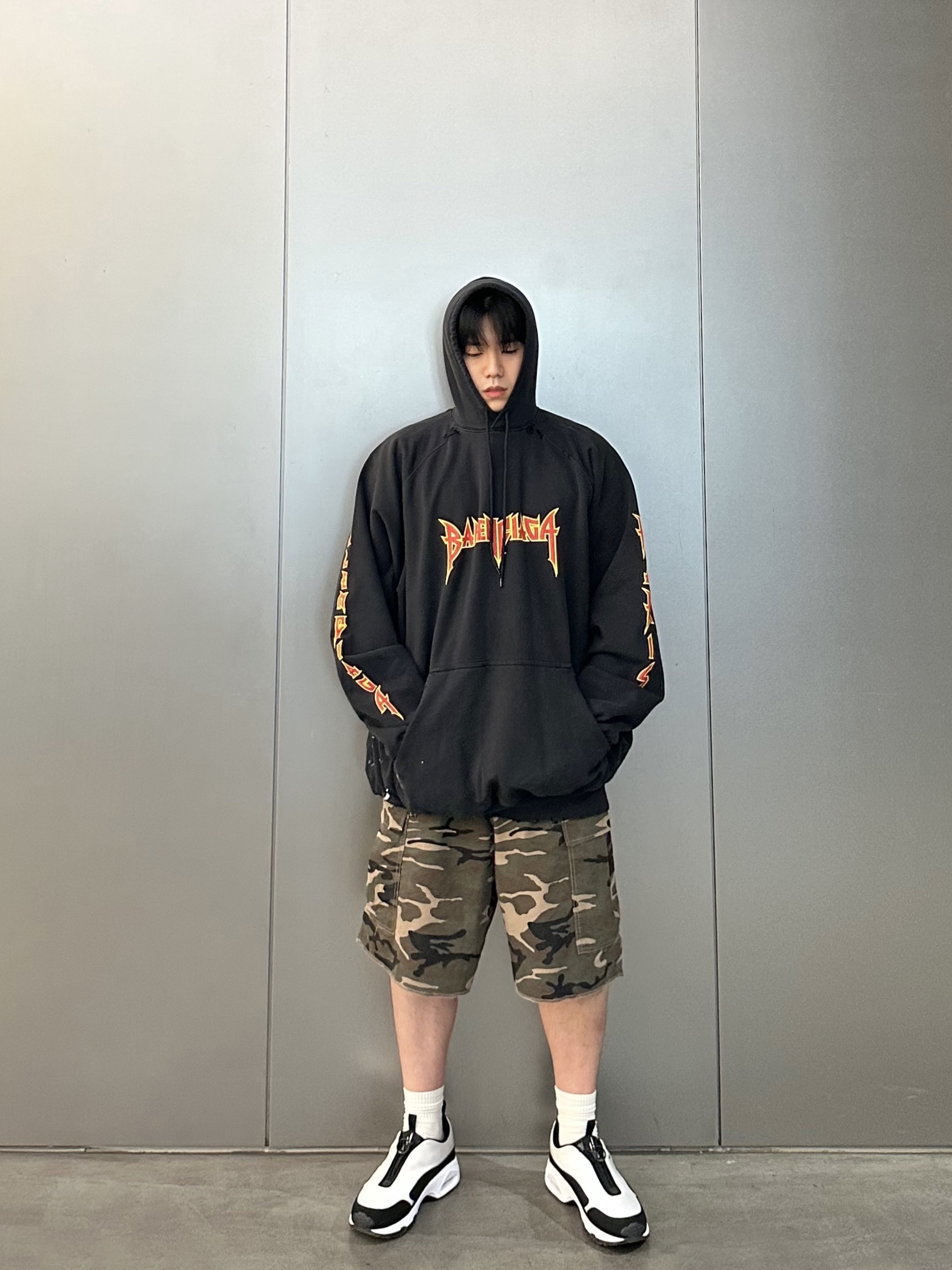 Nike x Comme des Garcons Homme Plus Air Max Sunder SP White Black, Balenciaga Metal Oversized Hoodie Black 착용 스타일 - 2
