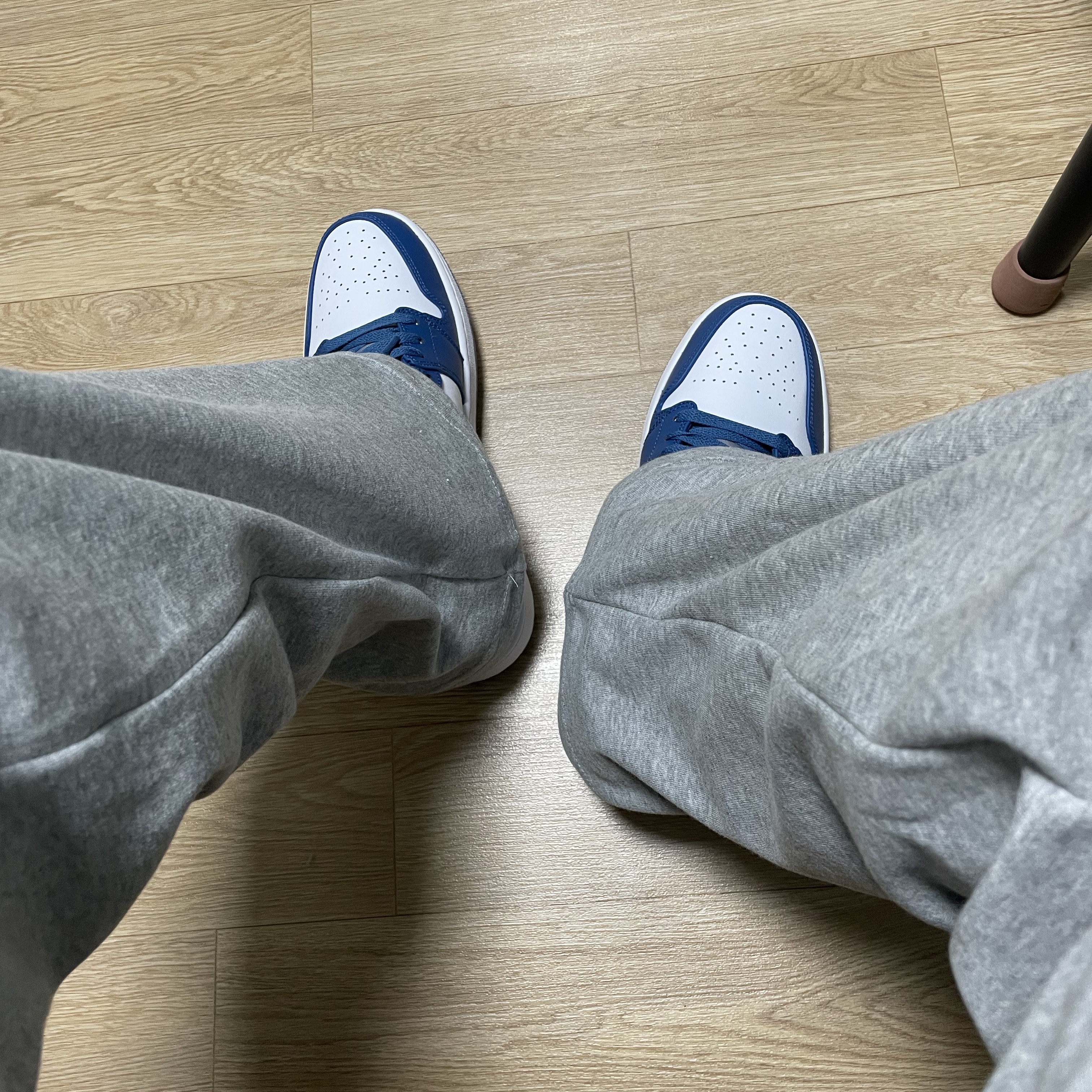 Jordan 1 Low True Blue Cement Grey 착용 스타일 - 3
