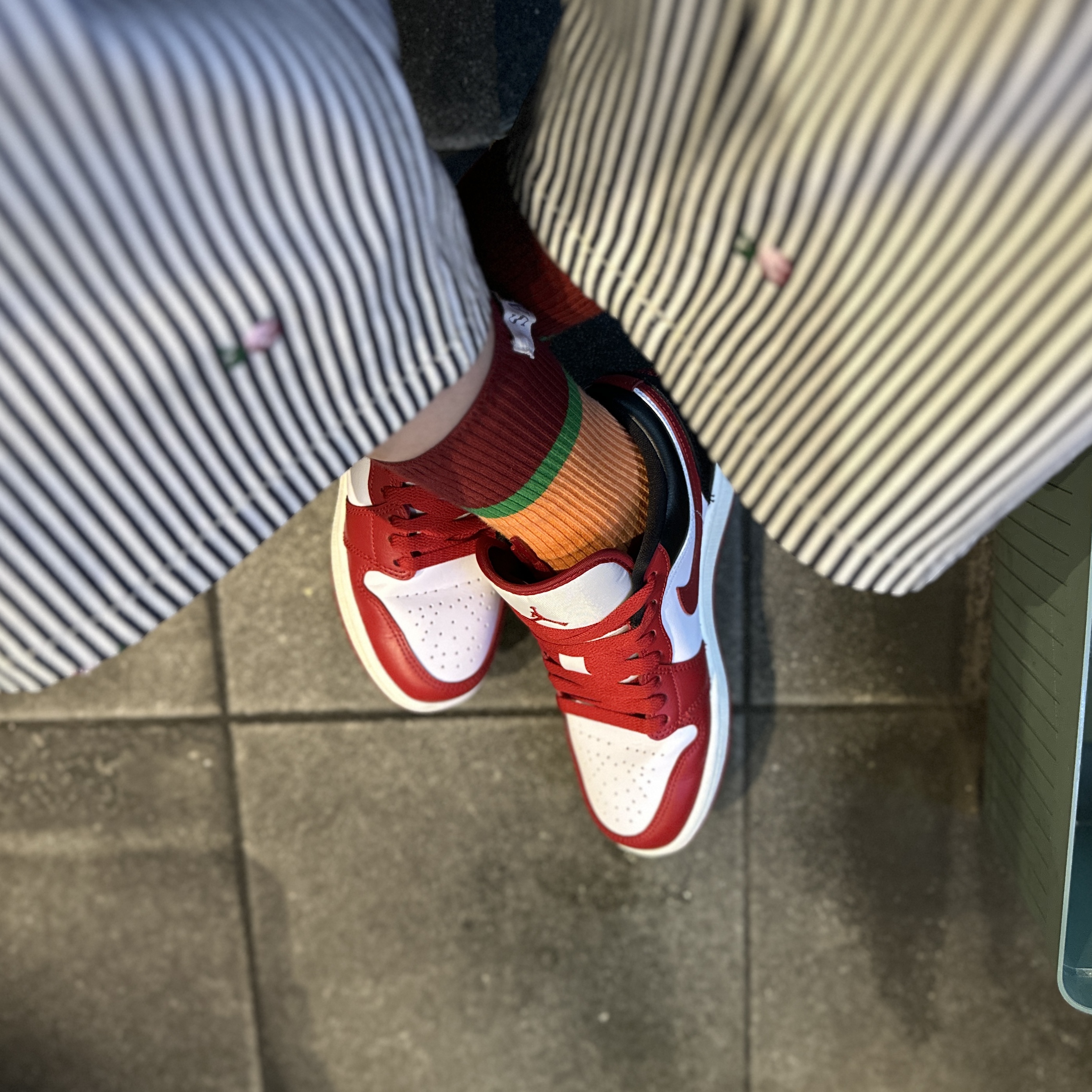 (W) Jordan 1 Low White Gym Red 착용 스타일 - 2