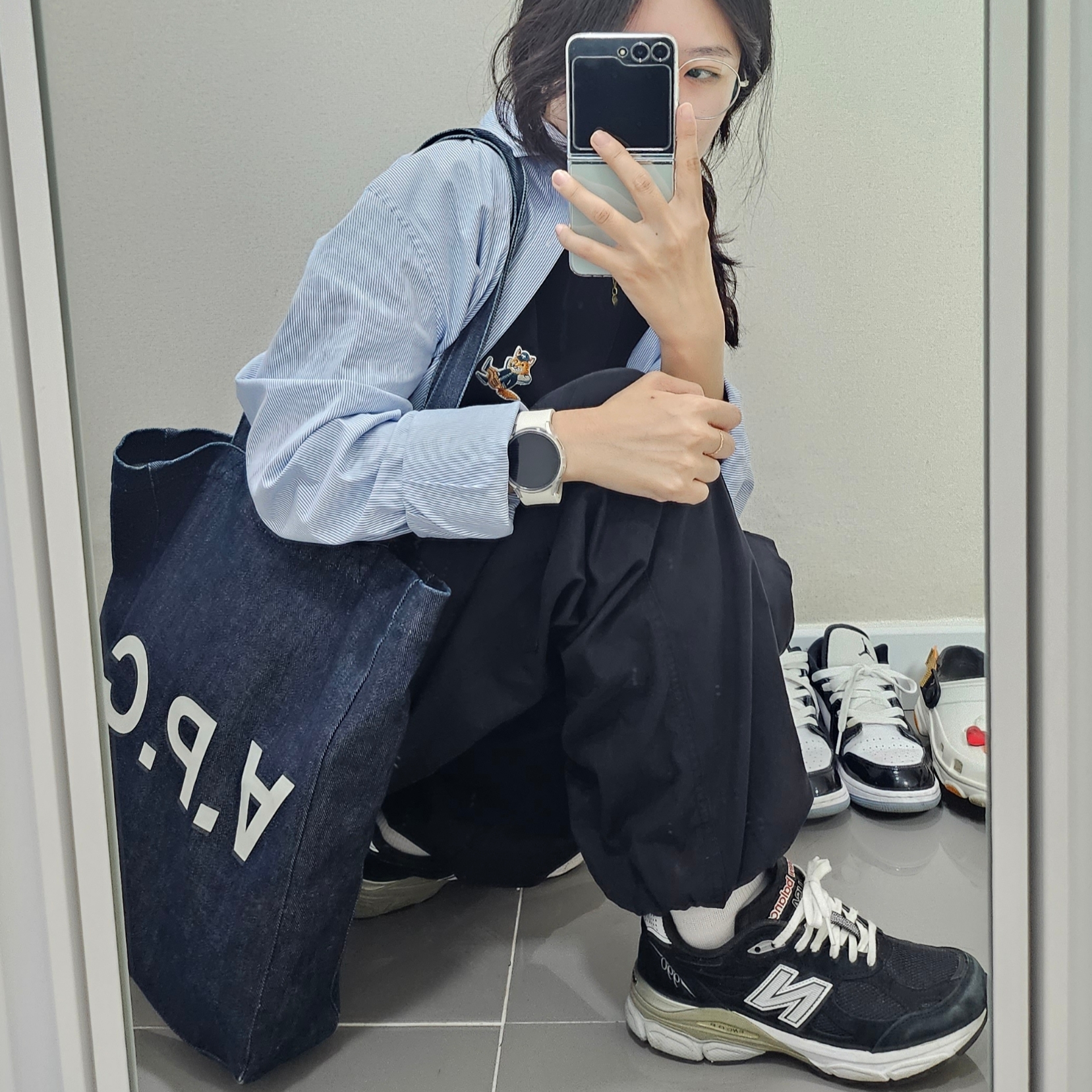Maison Kitsune Dressed Fox Patch Classic T-Shirt Black, A.P.C. Laure Tote Bag Blue 착용 스타일