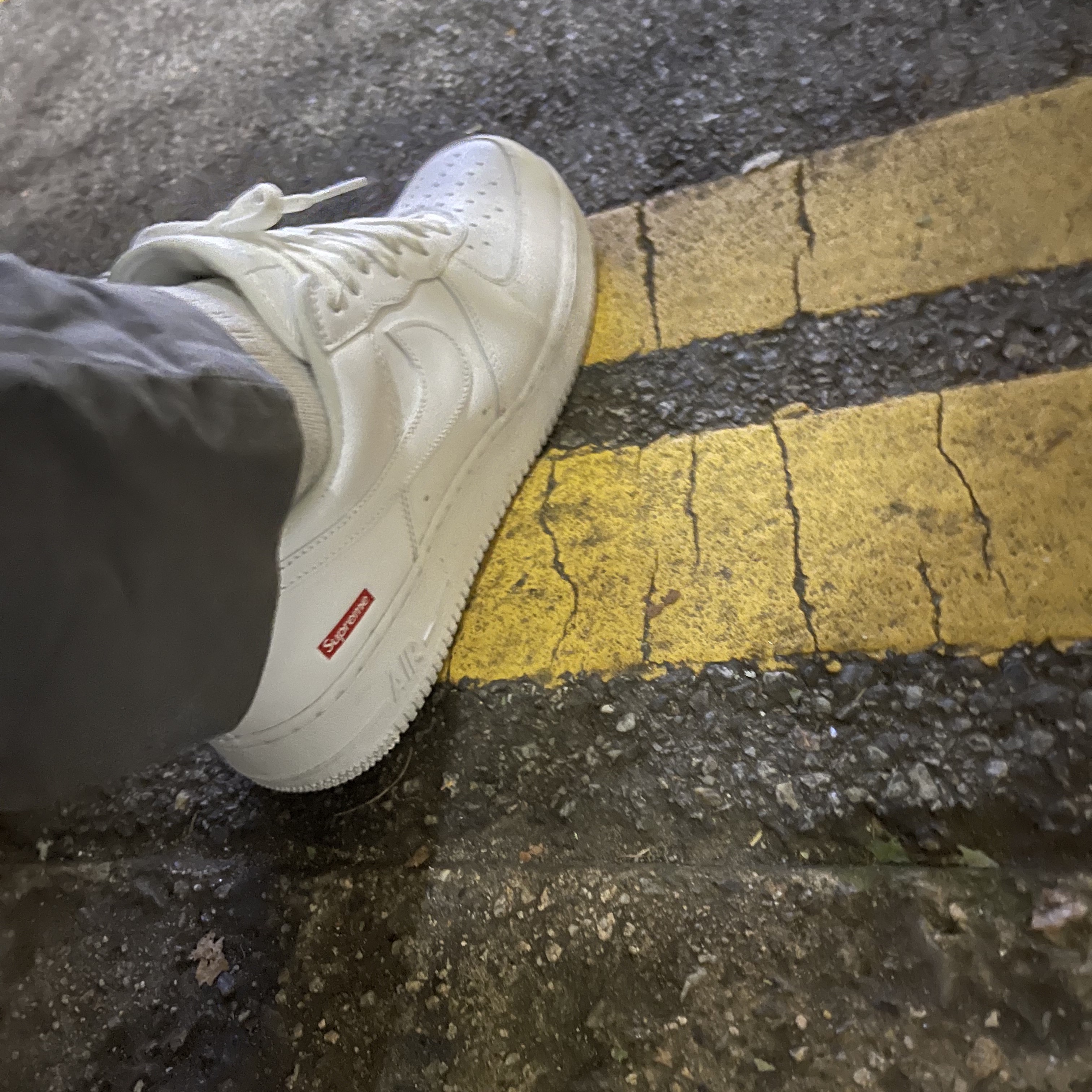 Nike x Supreme Air Force 1 Low White 착용 스타일 - 3