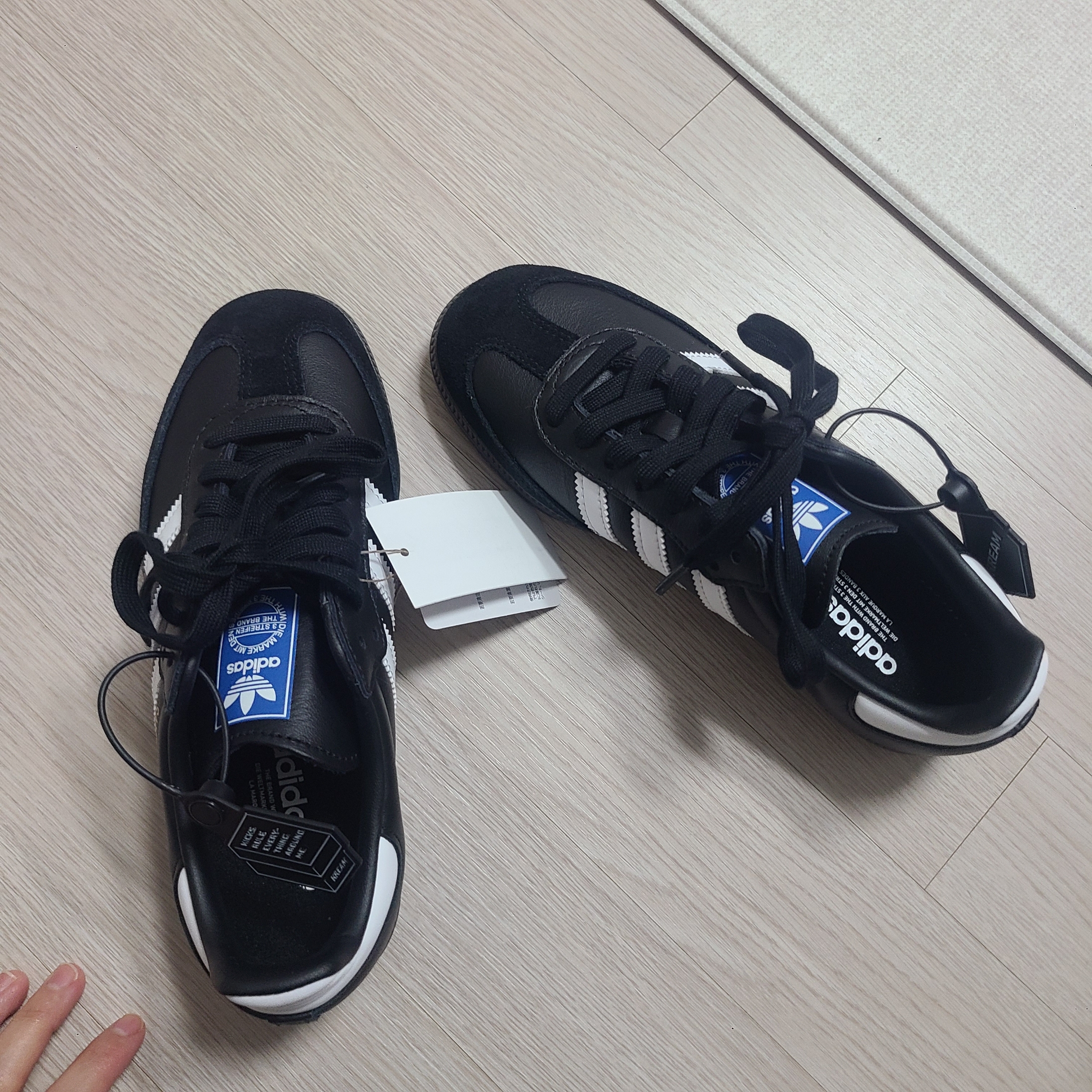 Adidas Samba OG Black White Gum 착용 스타일