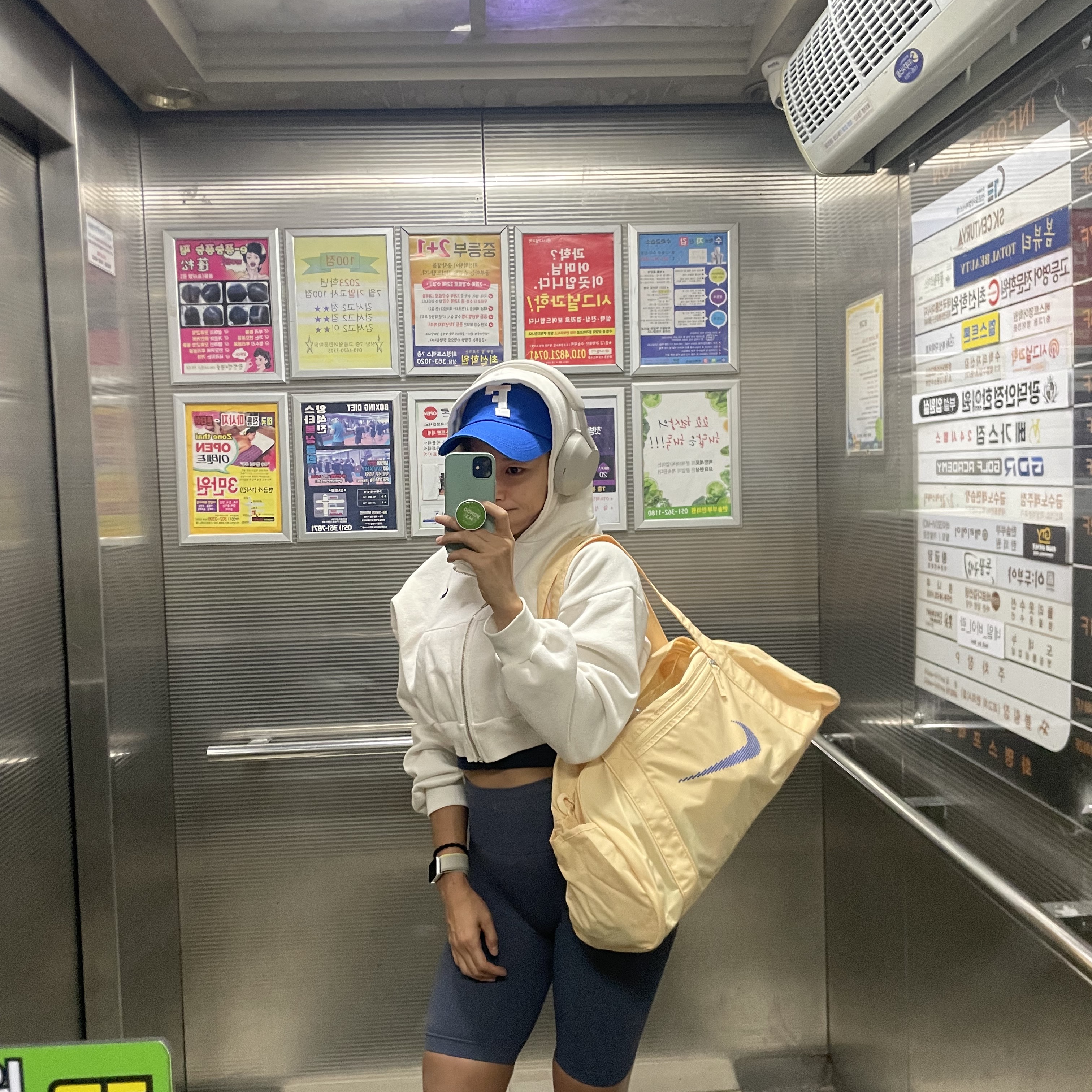 Nike Gym Club Duffle Bag 24L Pale Vanilla, Sony WH-1000XM5 Silver (Korean Ver.) 착용 스타일 - 2