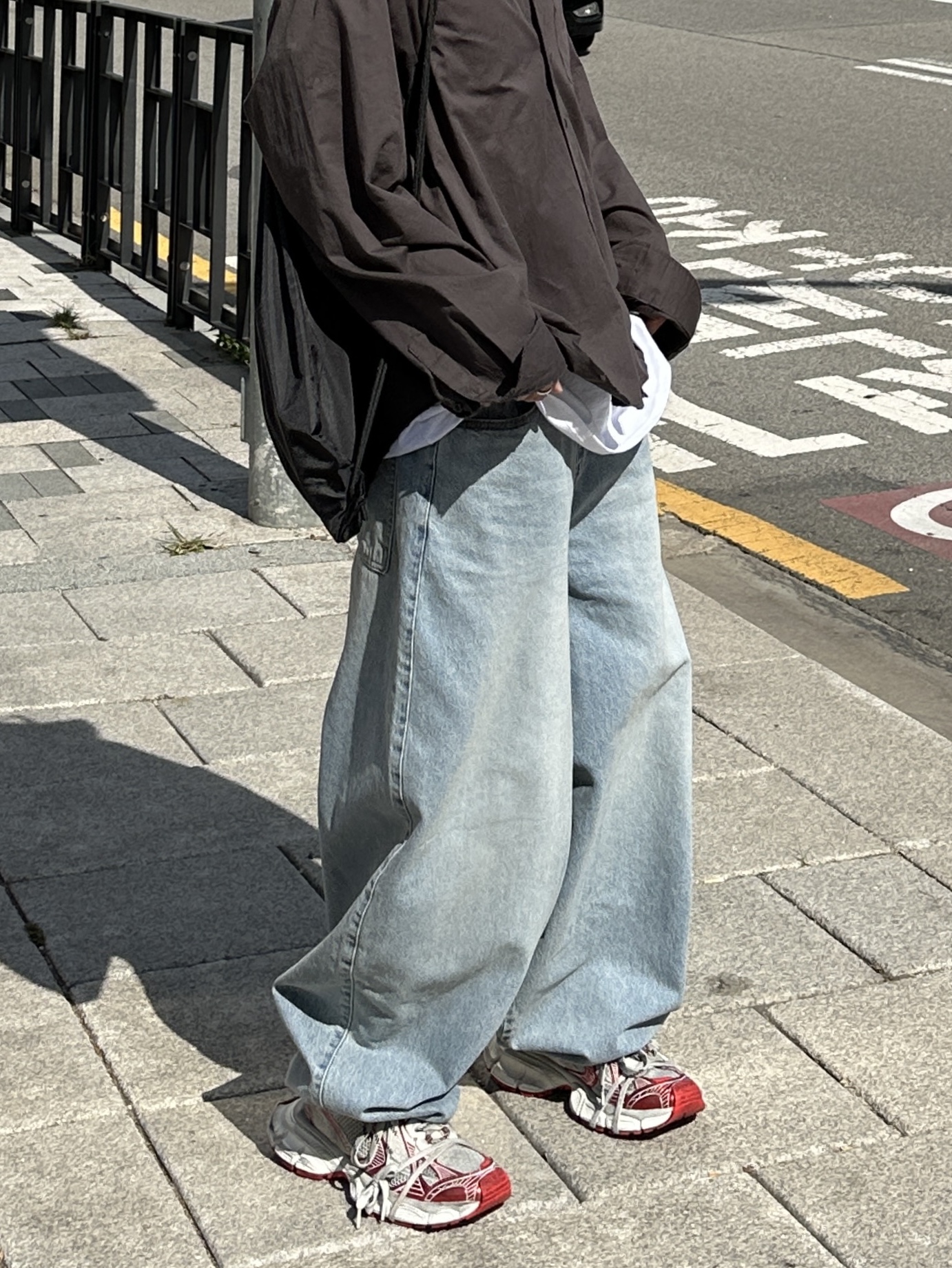 Balenciaga 3XL Sneakers White Red 착용 스타일 - 1