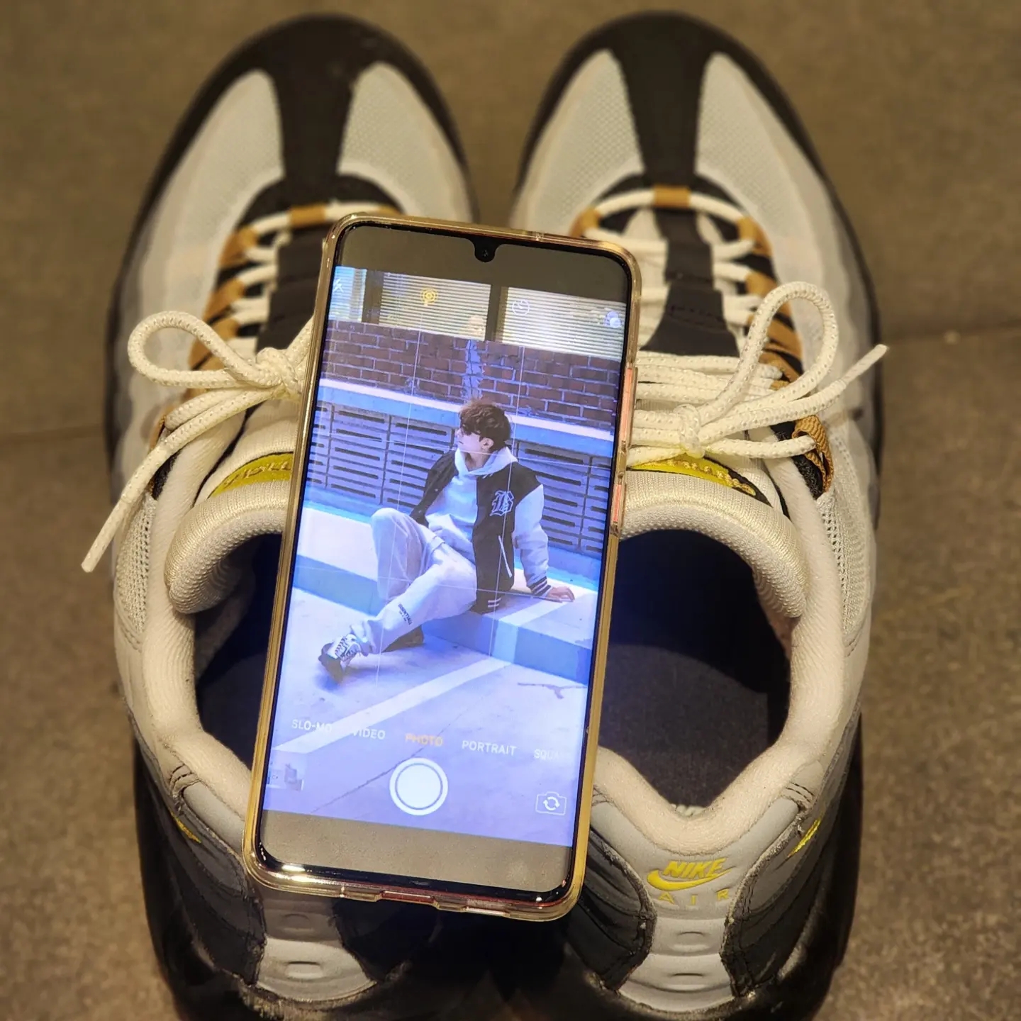 Nike Air Max 95 Wolf Grey Yellow Strike, Essentials The Core Collection Hoodie Light Oatmeal 착용 스타일 - 2