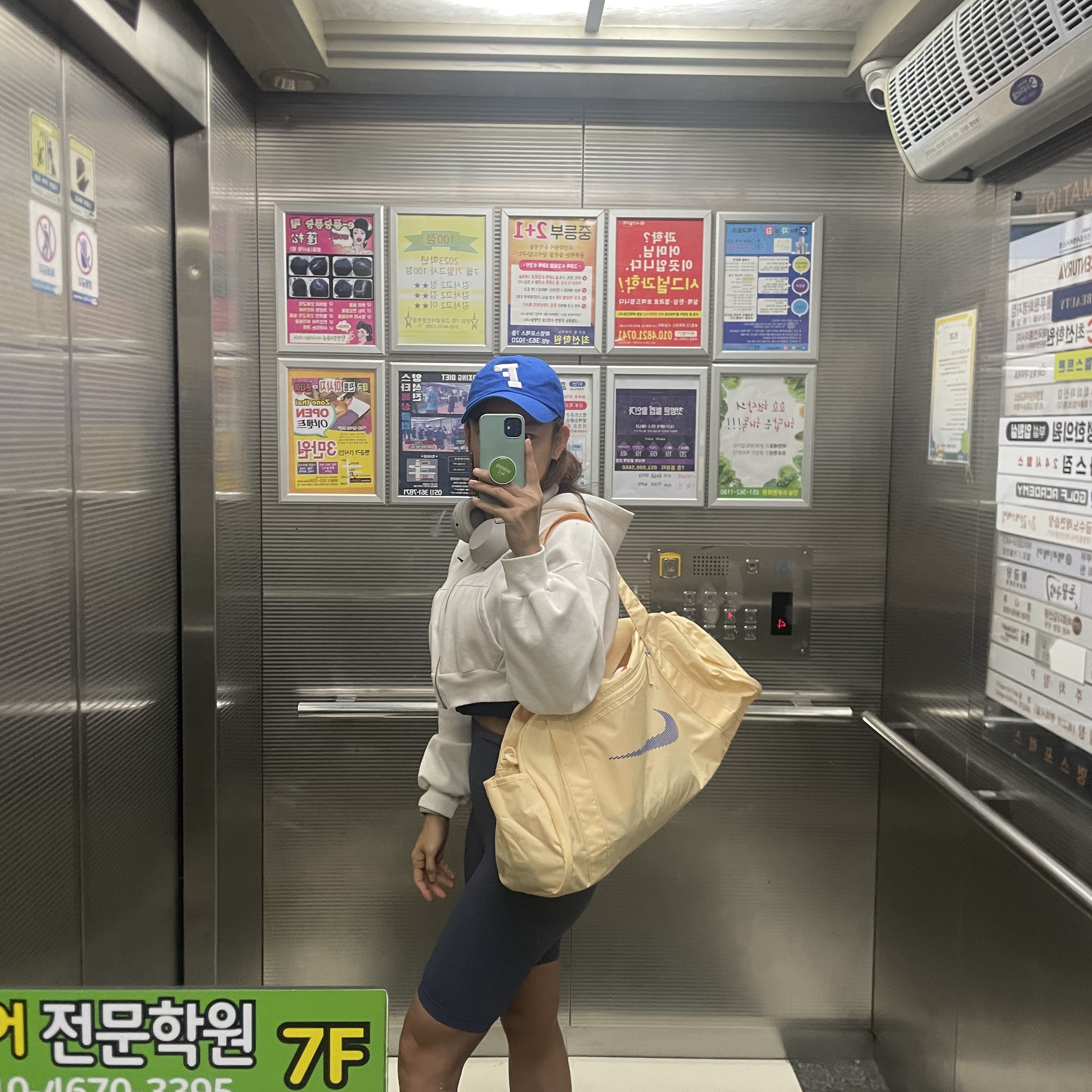 Nike Gym Club Duffle Bag 24L Pale Vanilla, Sony WH-1000XM5 Silver (Korean Ver.) 착용 스타일 - 1