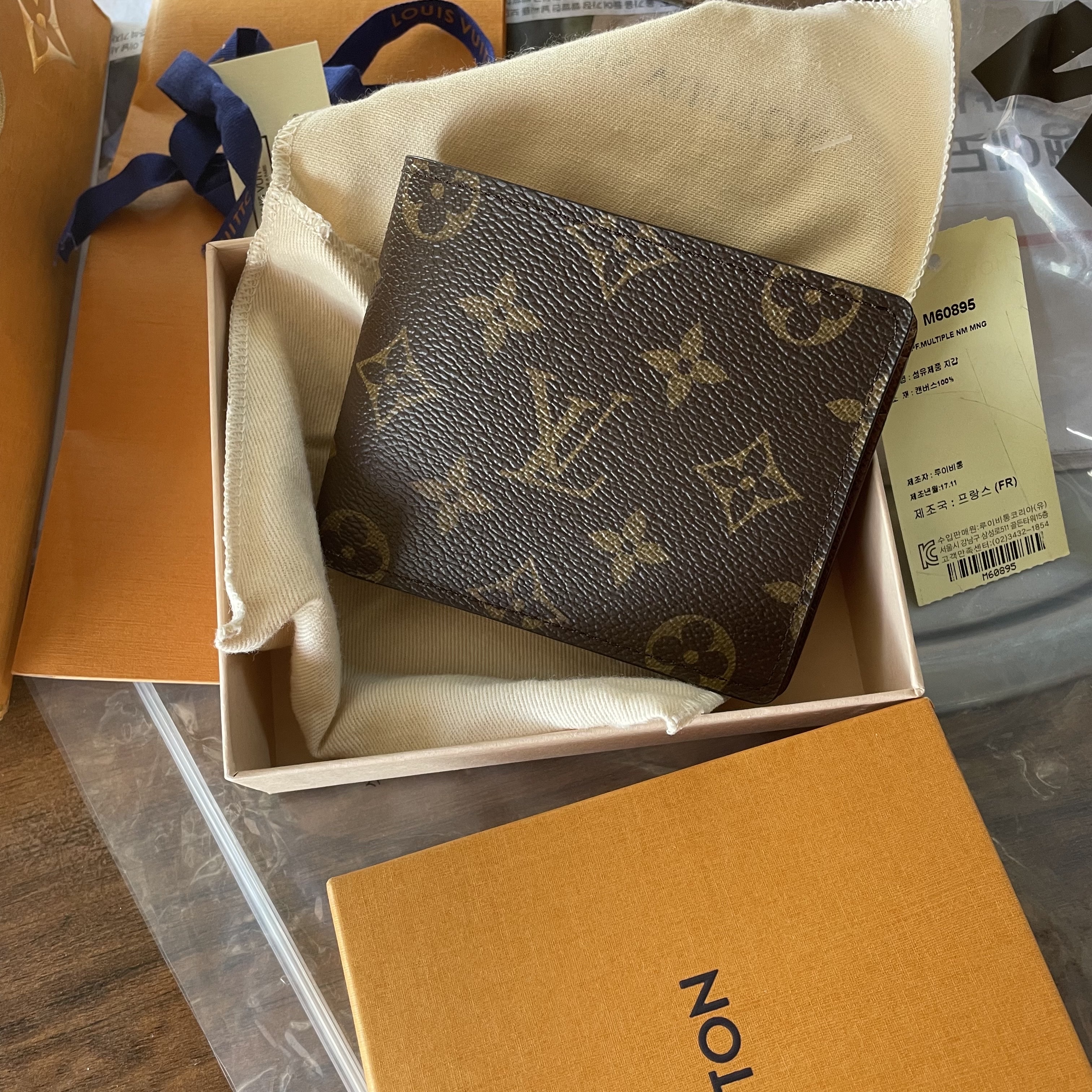 Louis Vuitton Multiple Wallet Monogram 착용 스타일