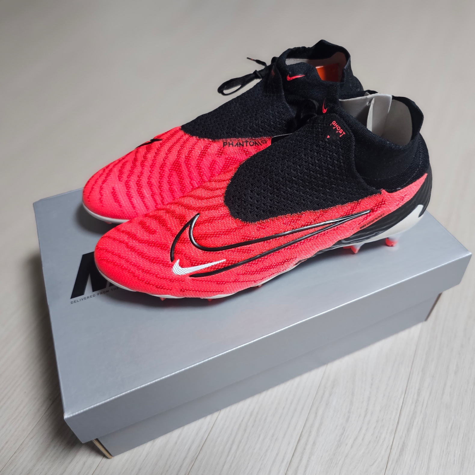Nike Gripknit Phantom GX Elite FG Bright Crimson 착용 스타일