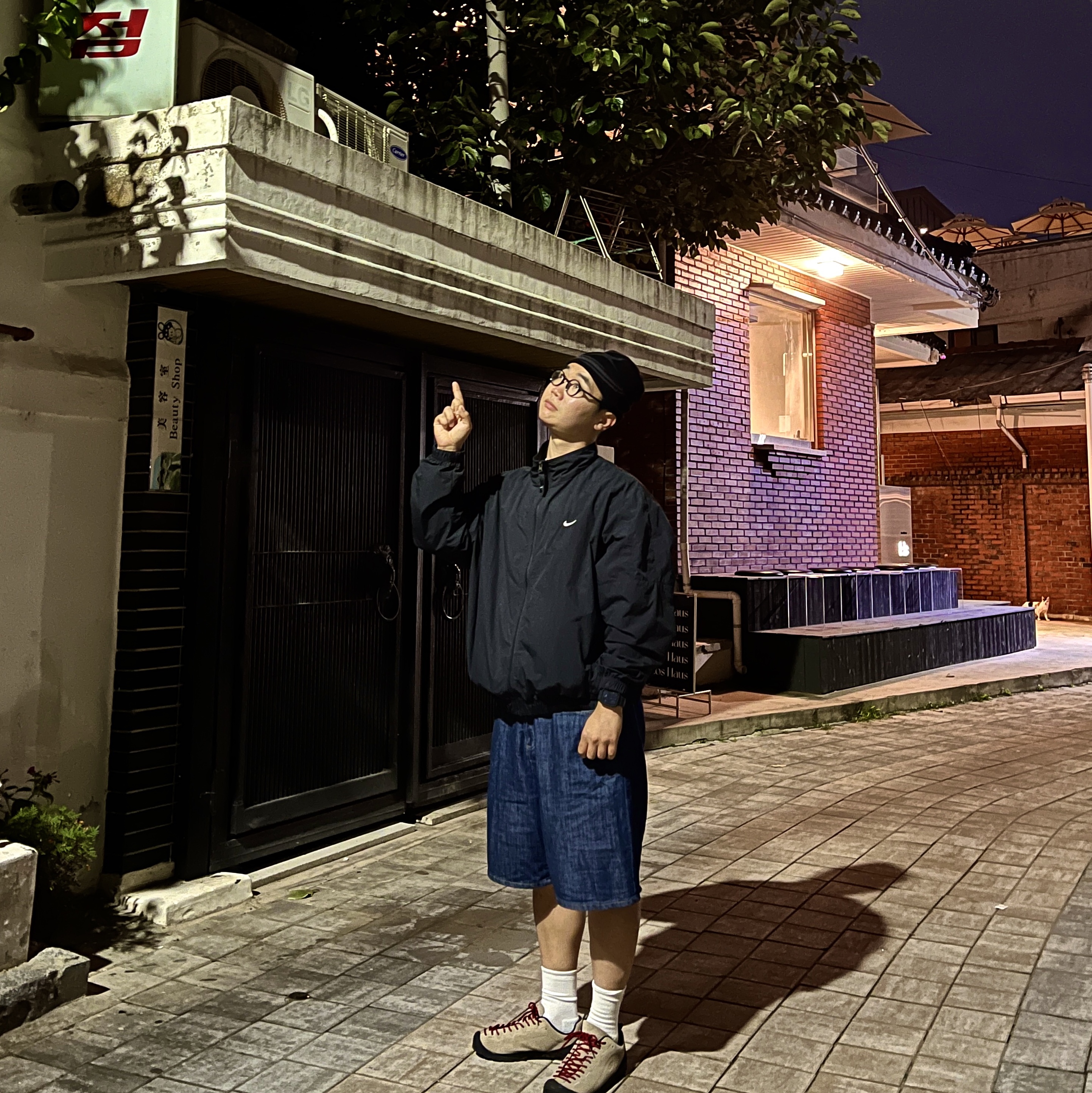 Keen Jasper Suede Sneakers Silver Mink, Nike NRG Solo Swoosh Woven Track Jacket Black - Asia 착용 스타일 - 1