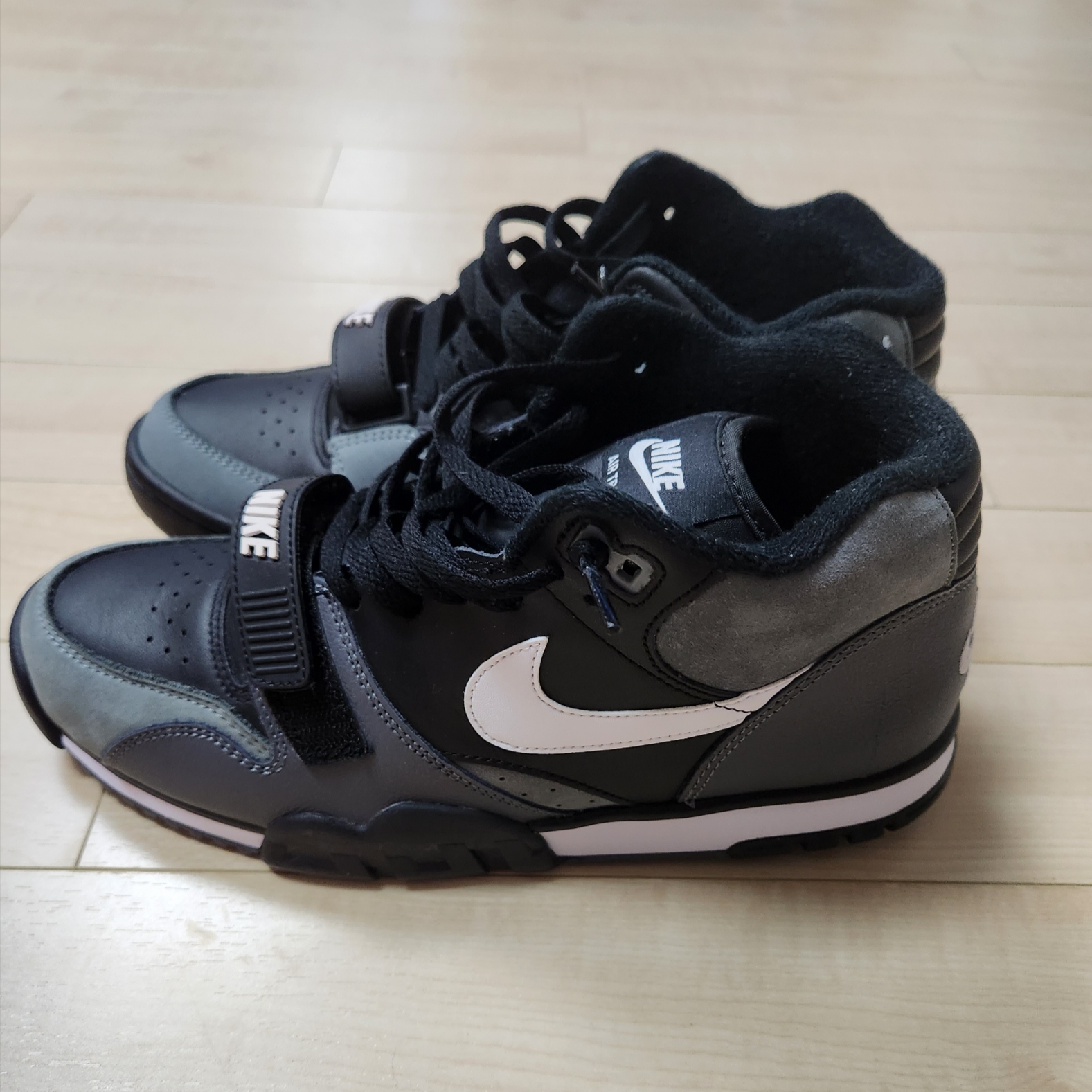 Nike Air Trainer 1 Black and Cool Grey 착용 스타일 - 3