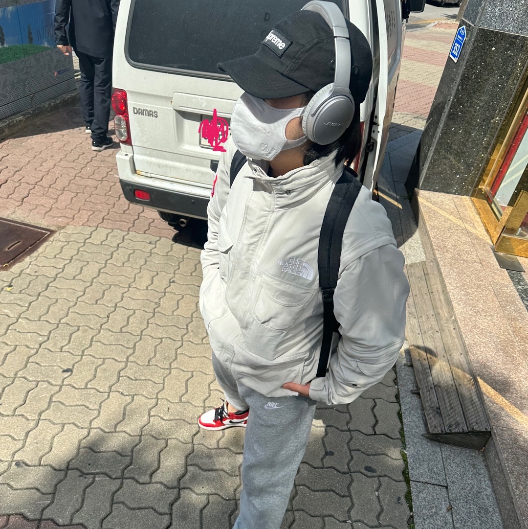 Supreme x The North Face Trekking Convertible Jacket Stone - 22SS, BOSE QC35 II Silver (Korean Ver.) 착용 스타일 - 3