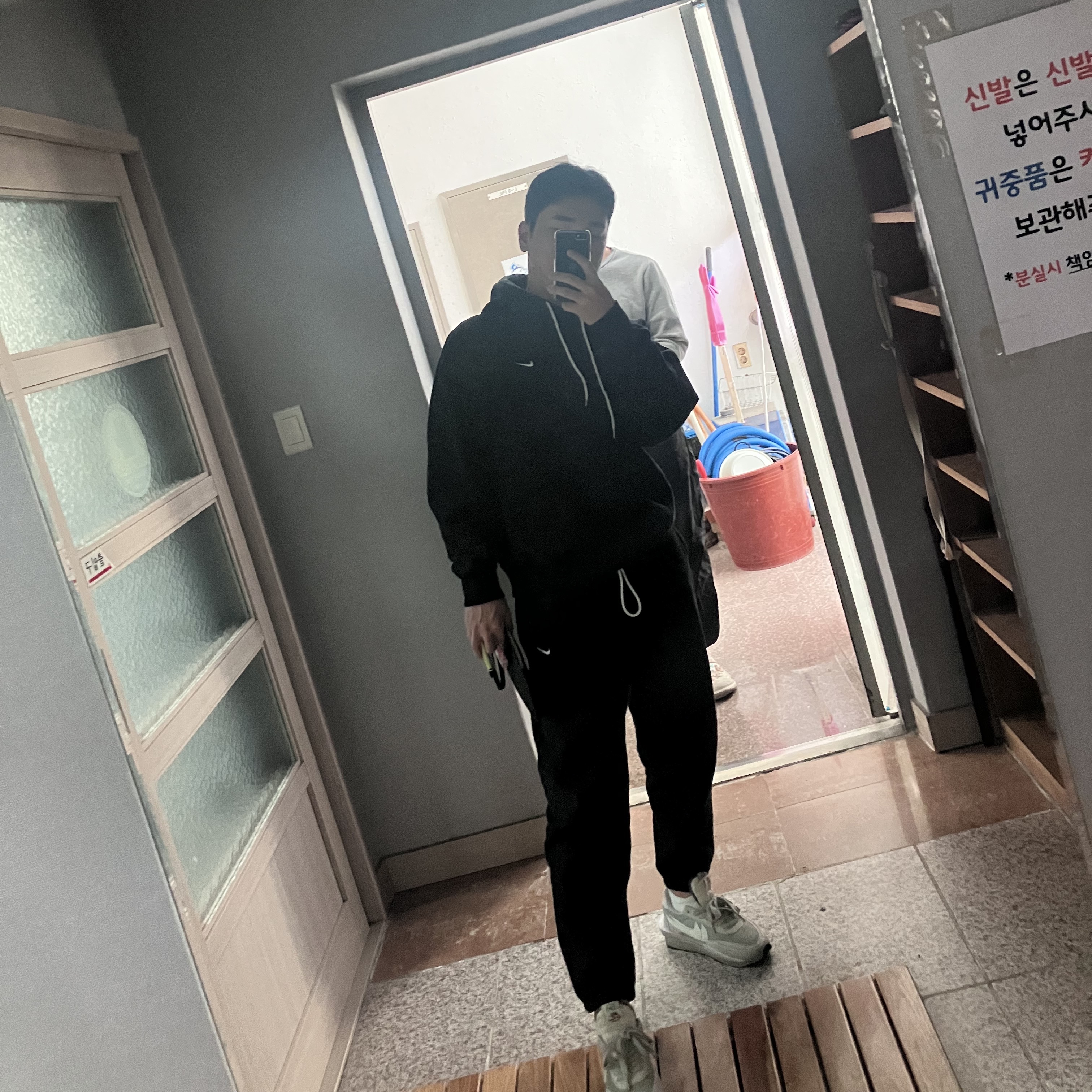 Nike x Sacai x Fragment LDWaffle Light Smoke Grey, Nike NRG Solo Swoosh Fleece Hoodie Black White - Asia 착용 스타일