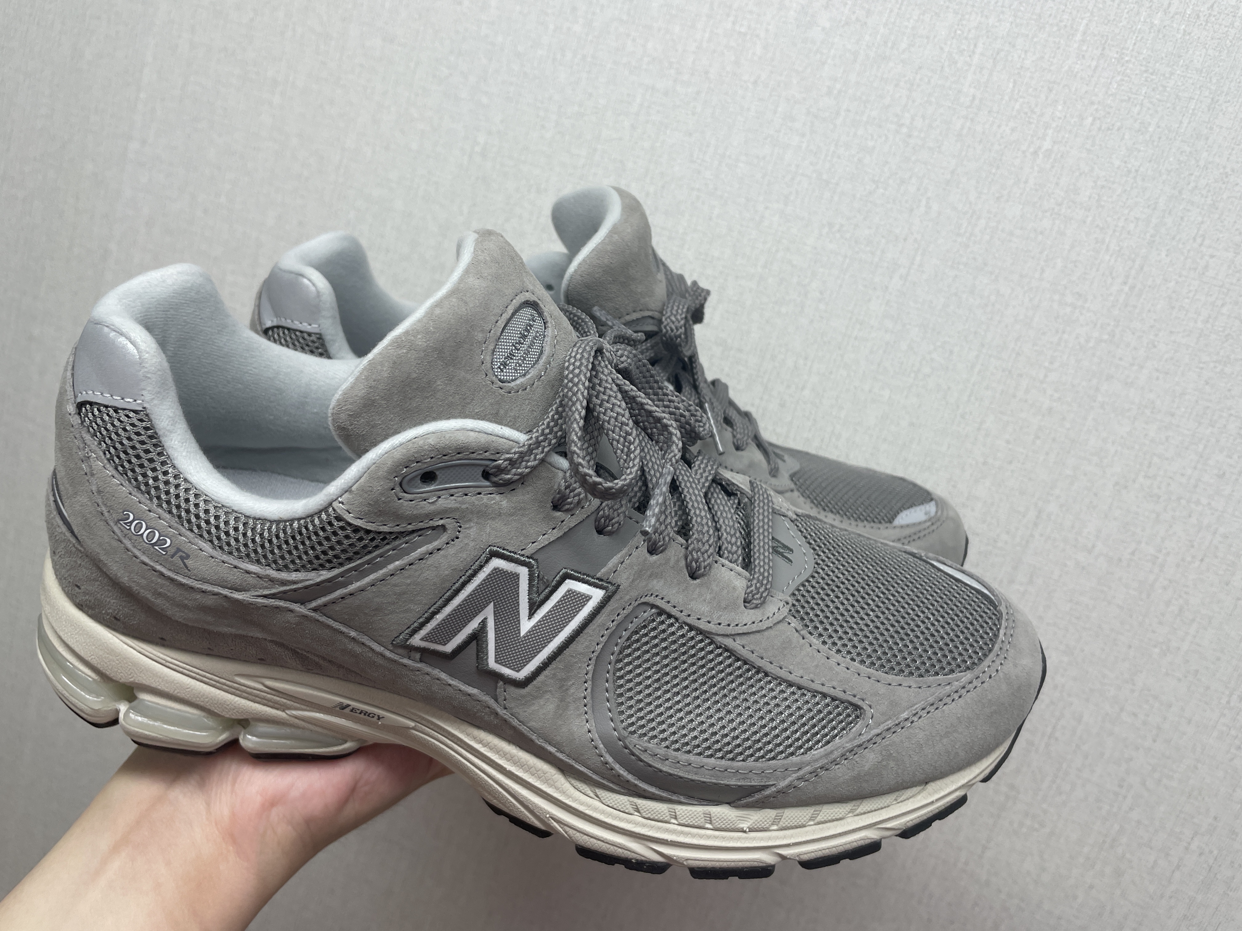 New Balance 2002R Grey 착용 스타일