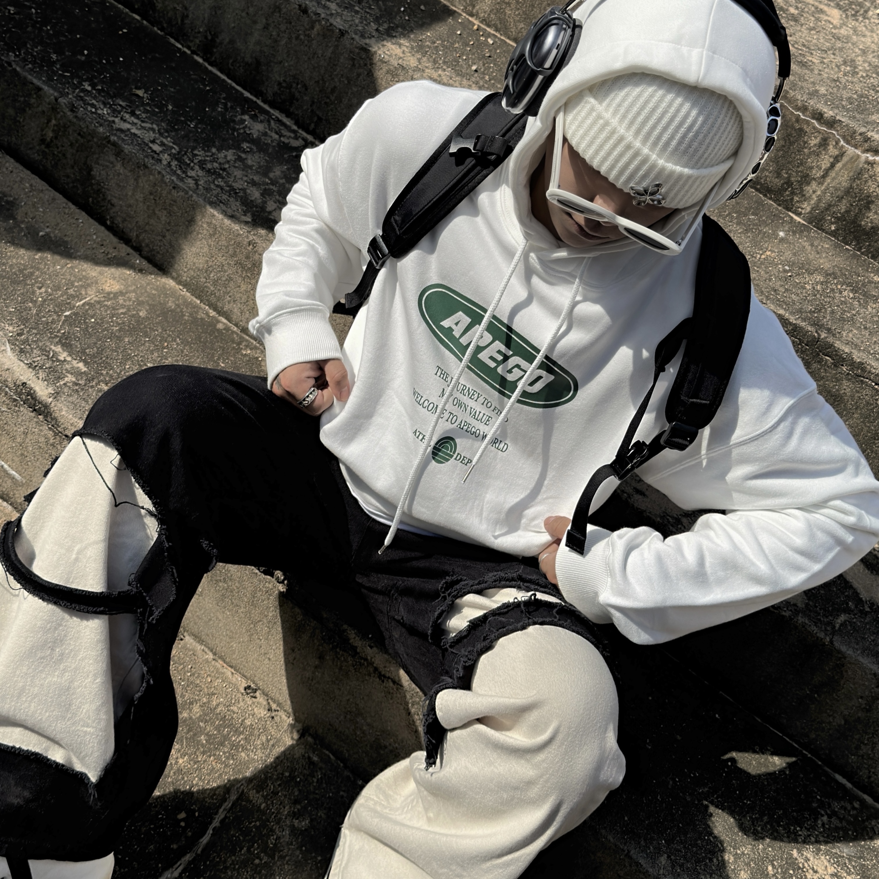 Adidas Adifom Superstar Core White, Apple AirPods Max Lightning Space Gray (Korean Ver.) 착용 스타일 - 3