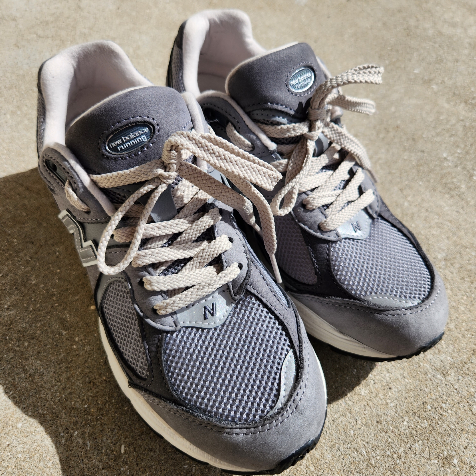 New Balance 2002R Premium Vintage Grey 착용 스타일