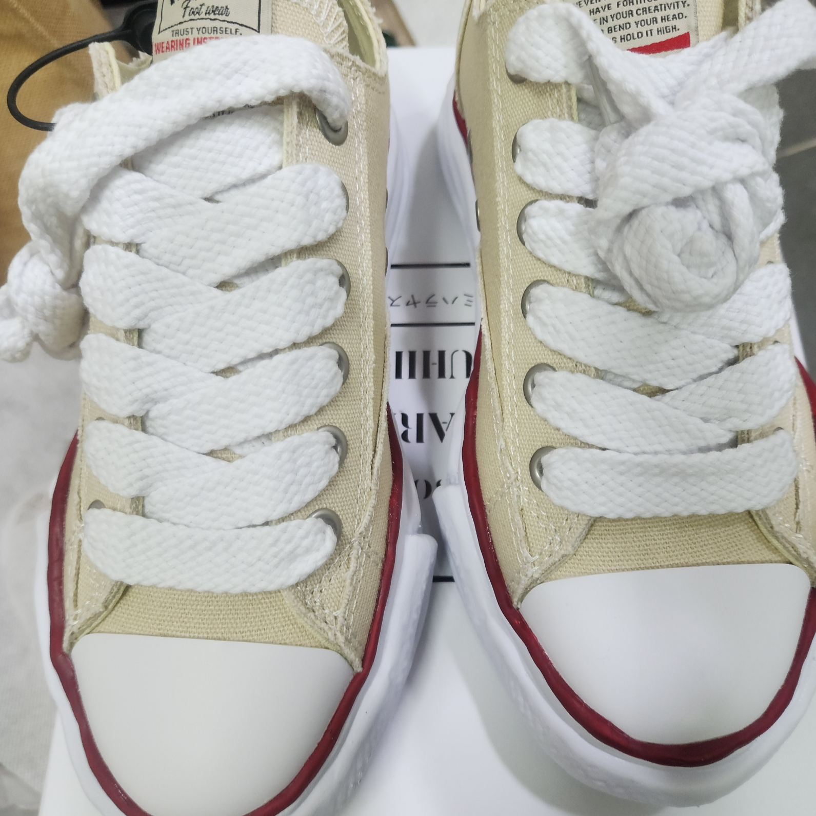 Maison Mihara Yasuhiro Peterson OG Sole Canvas Low-top Sneakers Natural 착용 스타일 - 2