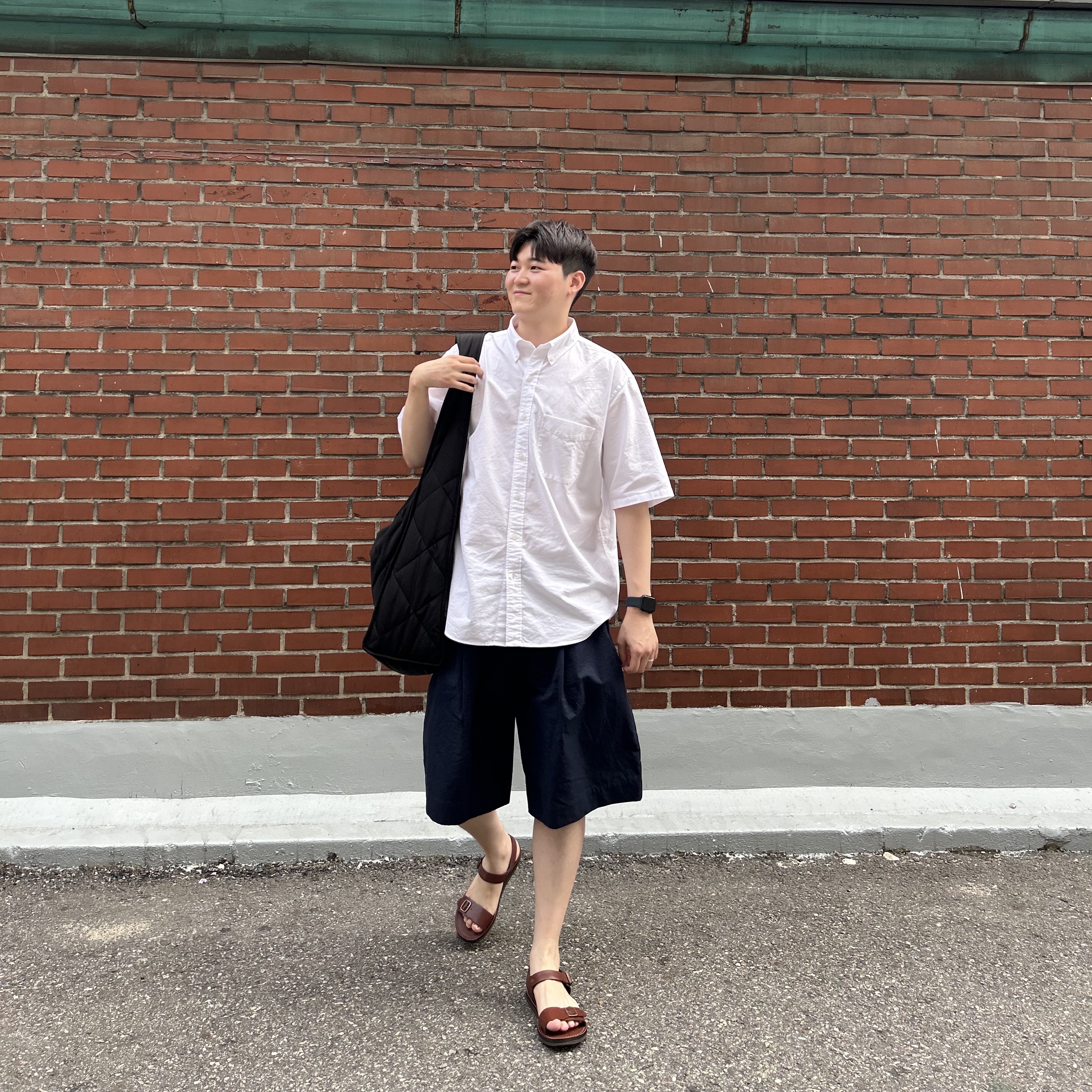 COS Diamond Quilted Oversized Shoulder Bag Black 착용 스타일