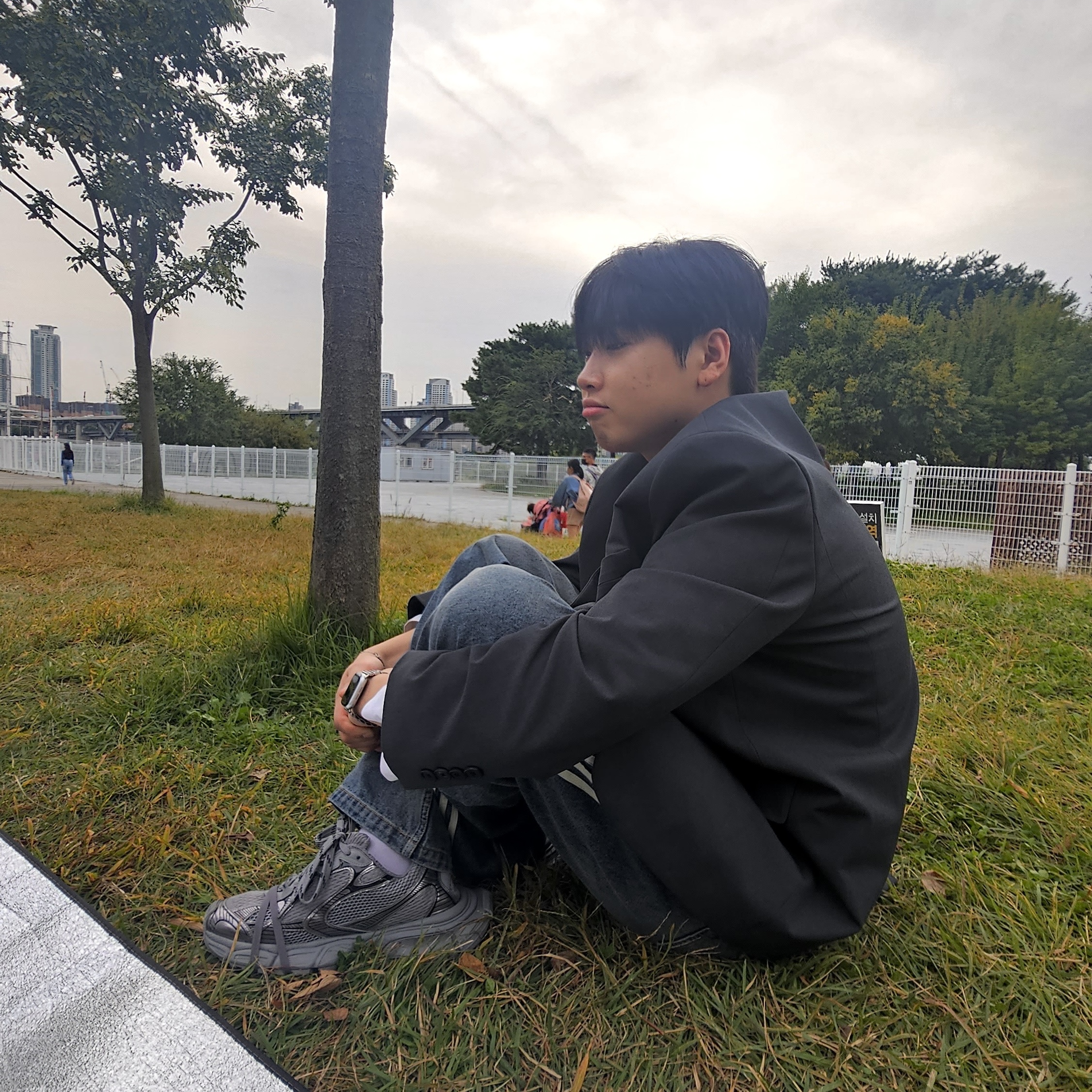 Balenciaga 3XL Sneakers Grey Black, Balenciaga x Adidas Large Baggy Trousers Blue 착용 스타일 - 1