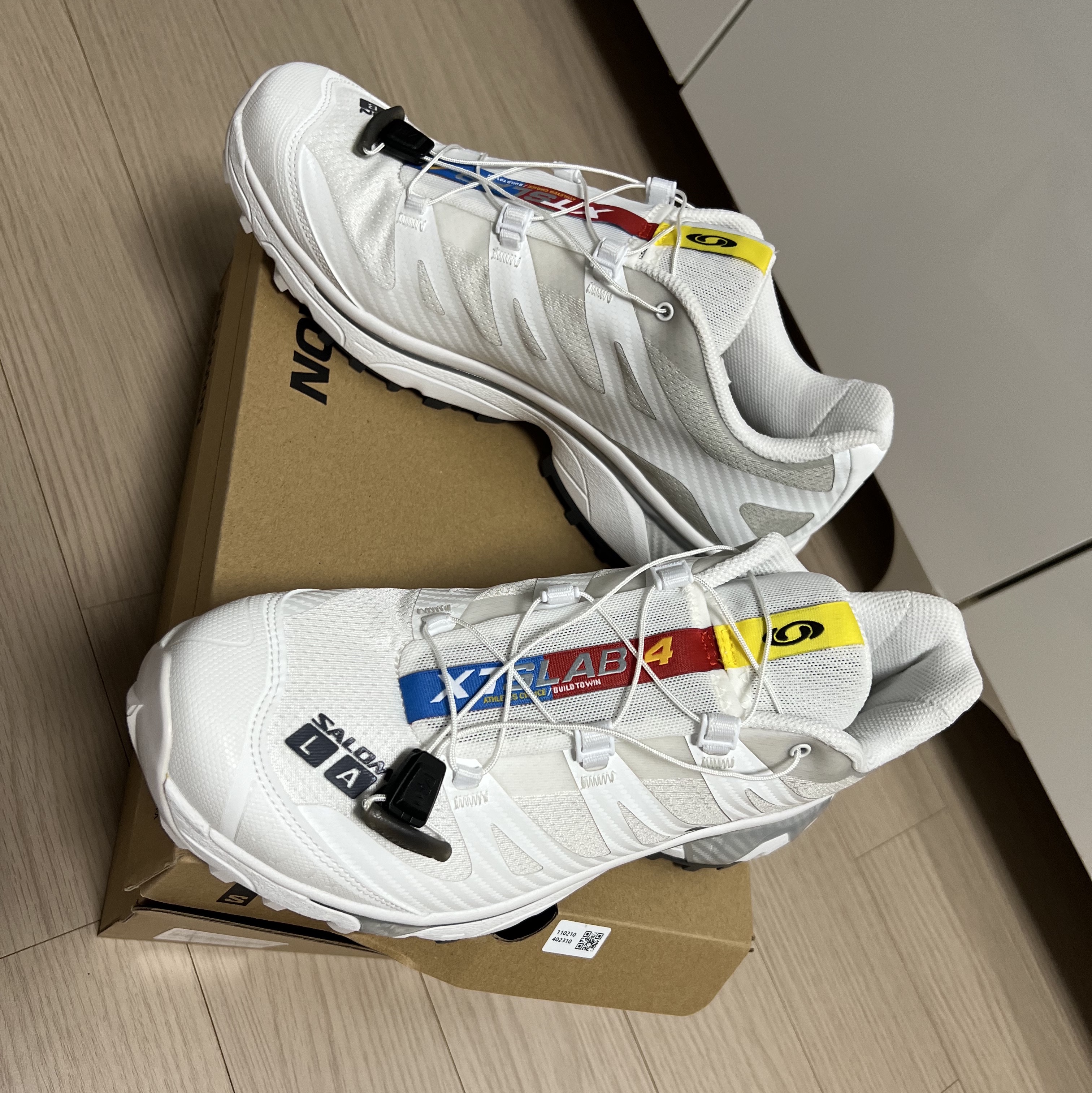 Salomon XT-4 White Lunar Rock 착용 스타일 - 1