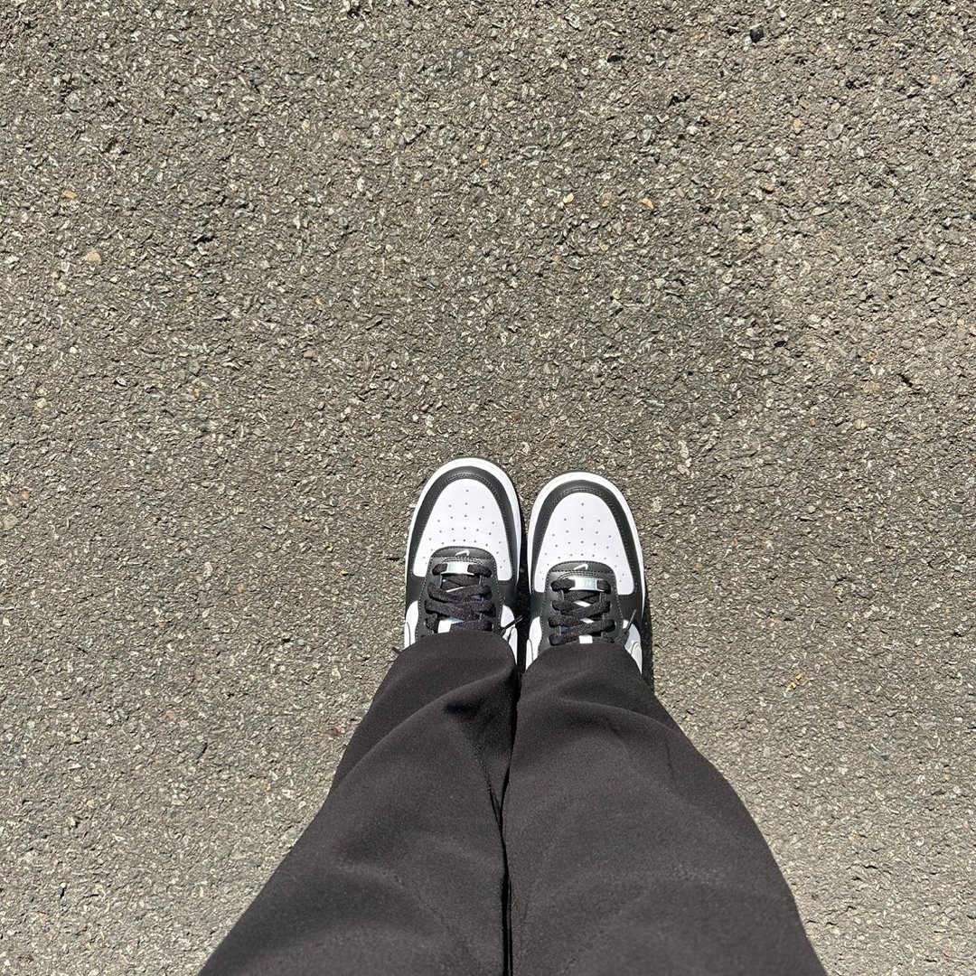 Nike Air Force 1 '07 Black White 착용 스타일 - 3