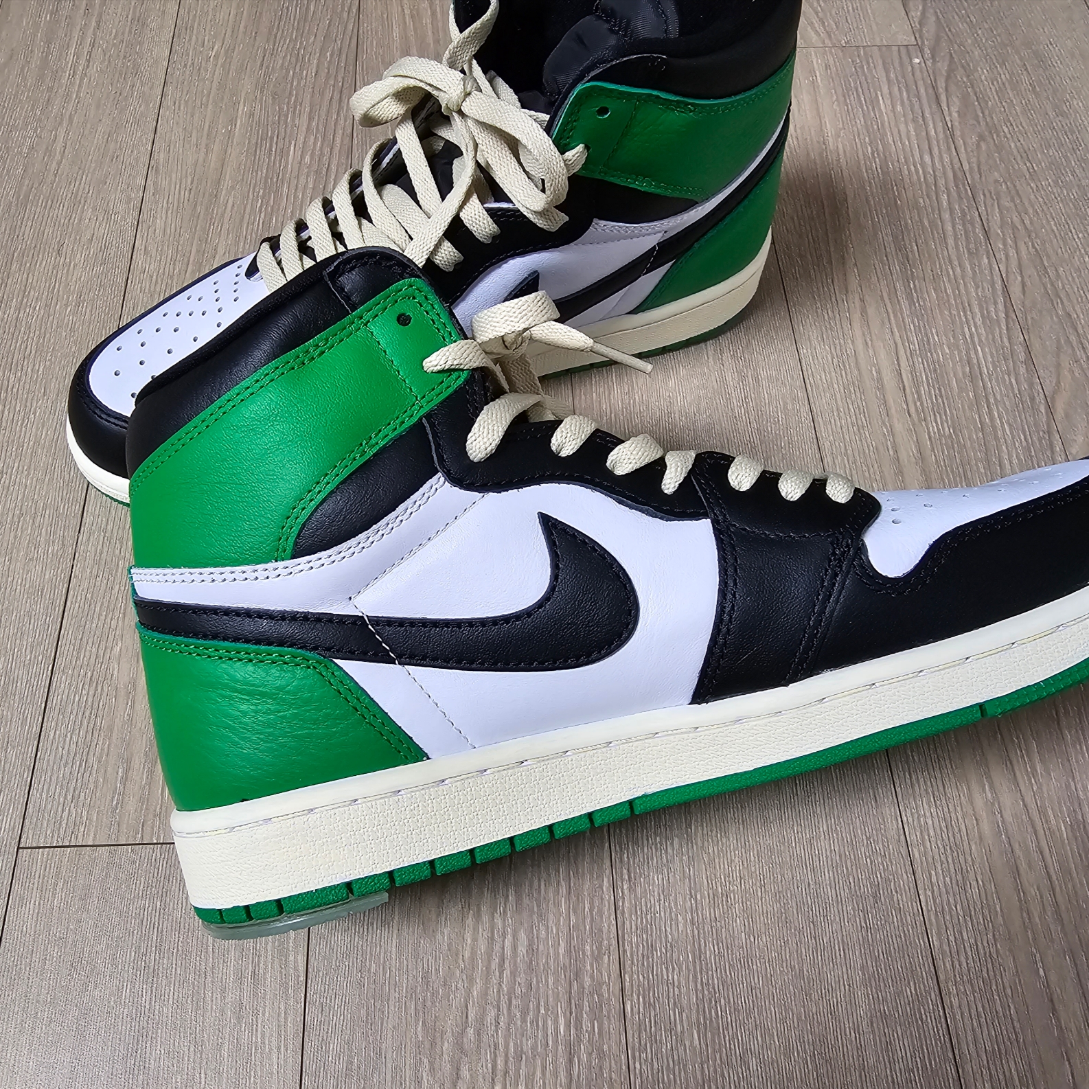 Jordan 1 Retro High OG Black and Lucky Green 착용 스타일 - 2
