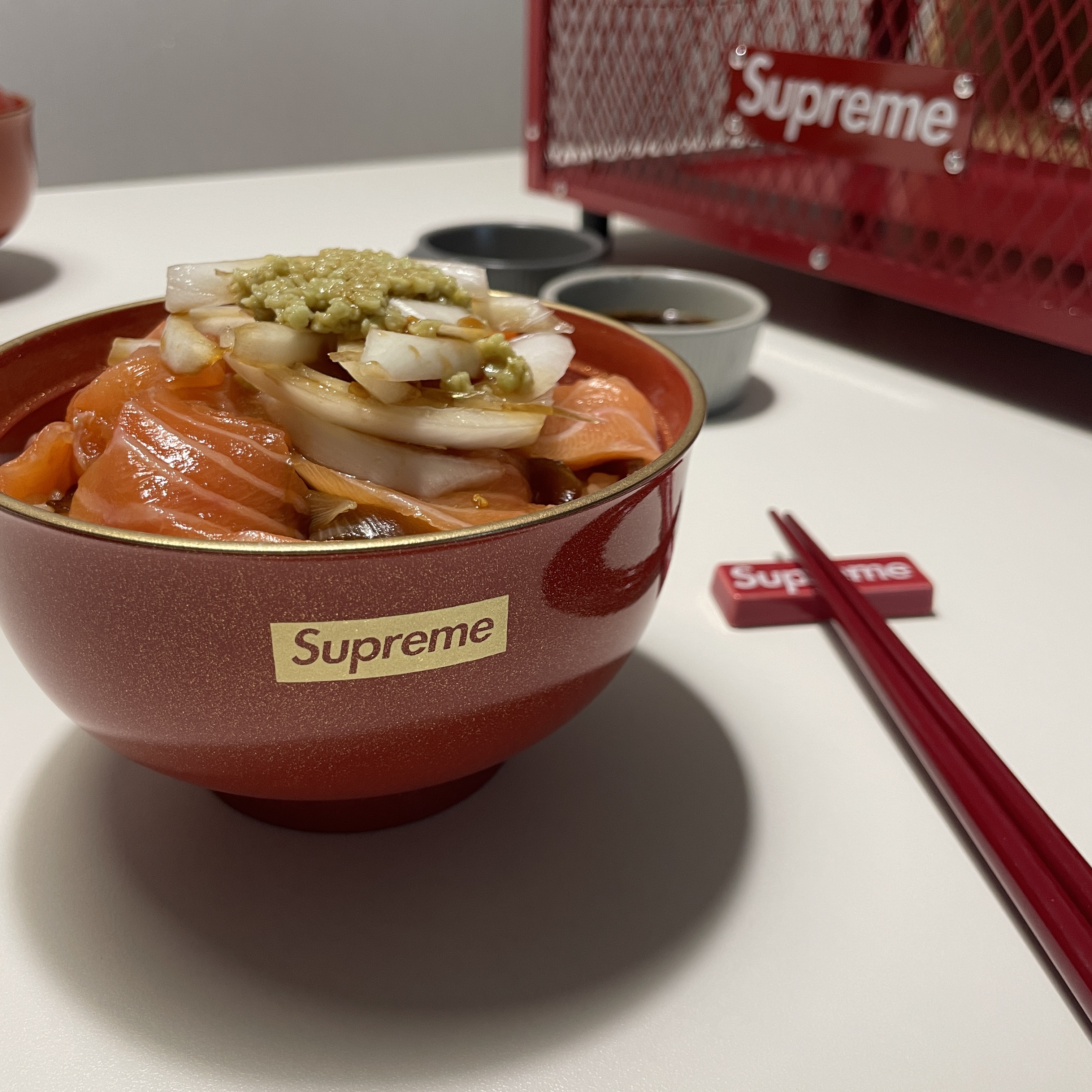 Supreme Zoni Glitter Bowl Red - 23FW, Supreme Chopstick Set Red - 23FW 착용 스타일
