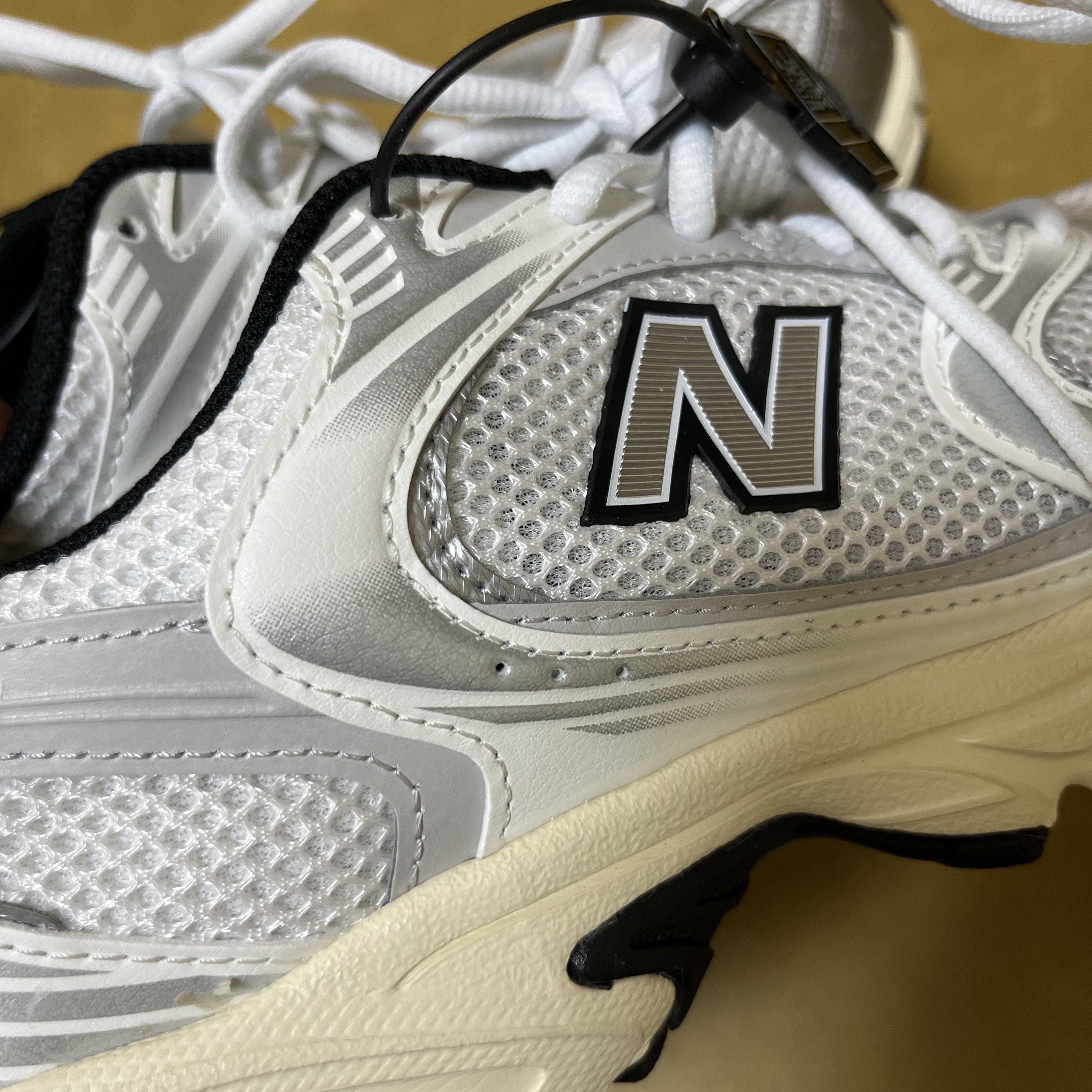 New Balance 530 Silver Cream 착용 스타일 - 2
