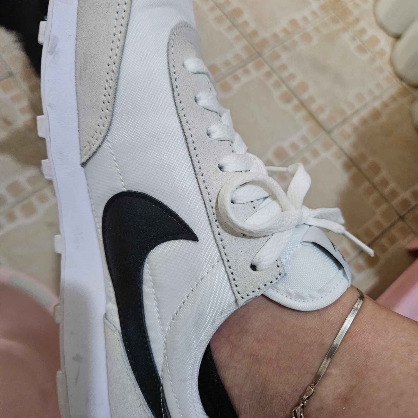 (W) Nike Daybreak Summit White Black 착용 스타일