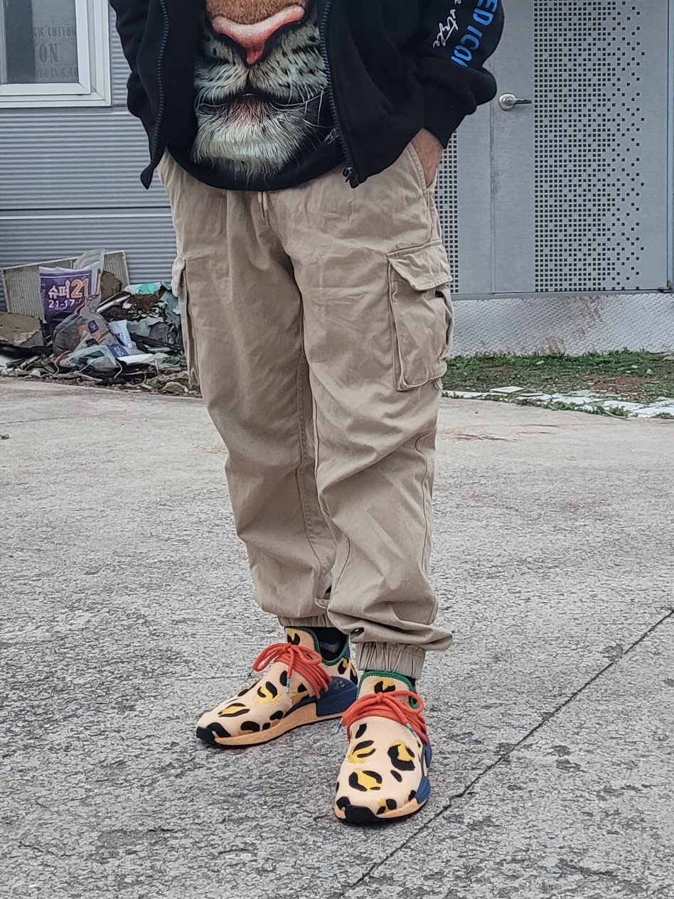 Adidas x Pharrell Williams Hu NMD Animal Print Pulse Amber Bold Gold 착용 스타일
