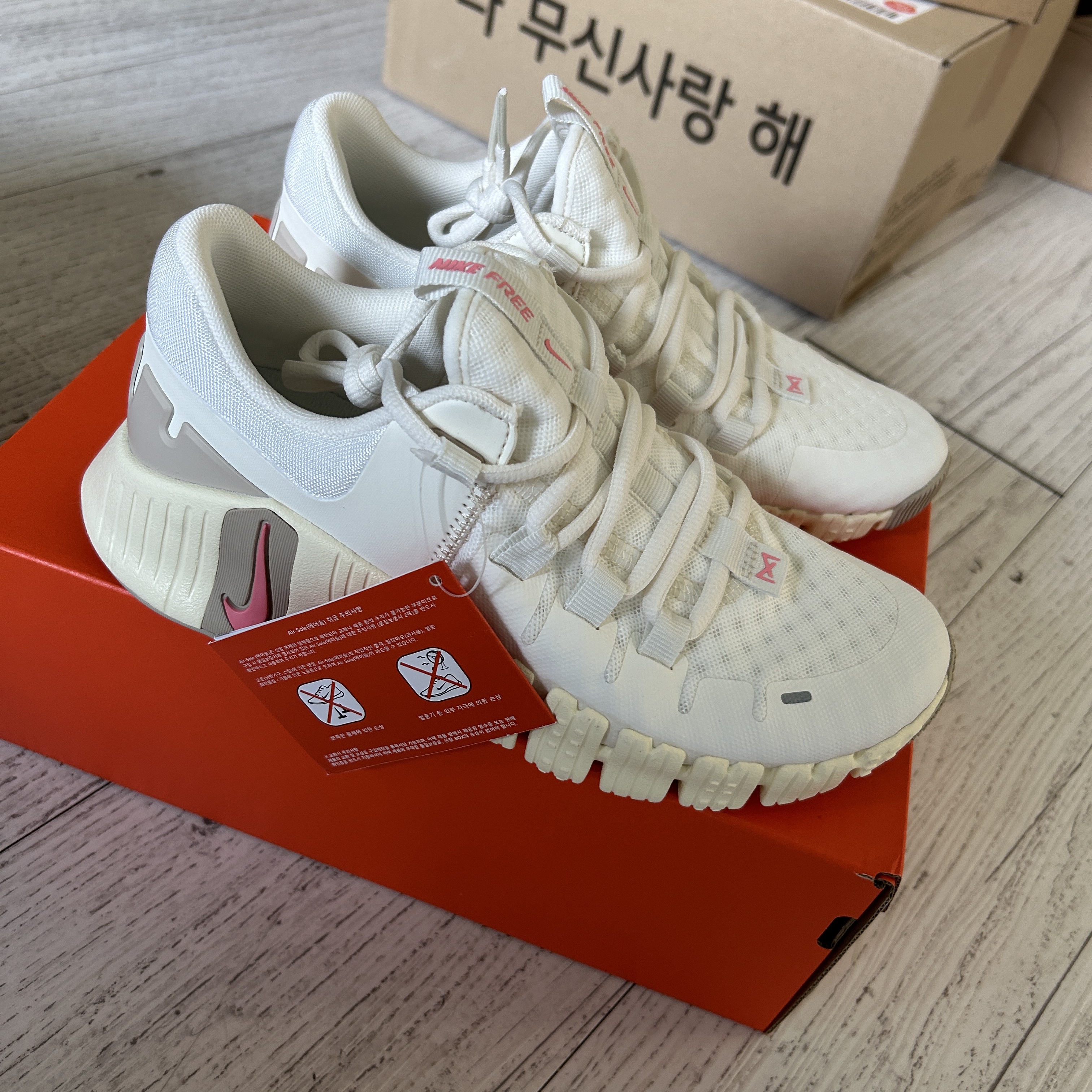 (W) Nike Free Metcon 5 Sail Sanddrift 착용 스타일