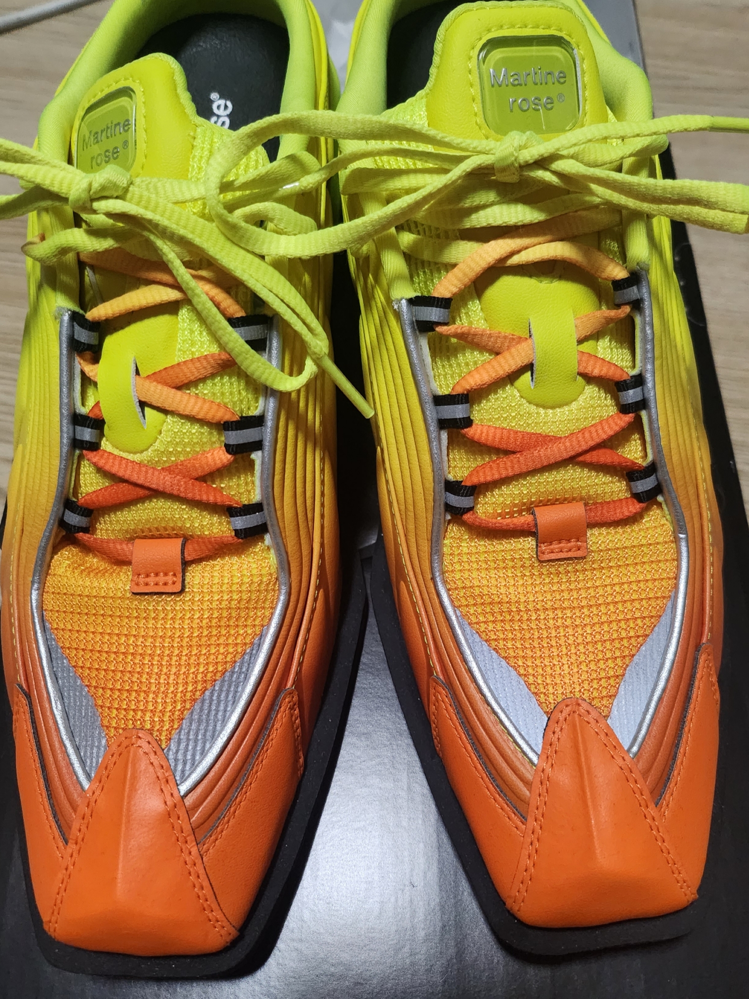 Nike x Martine Rose Shox MR4 Safety Orange 착용 스타일 - 2