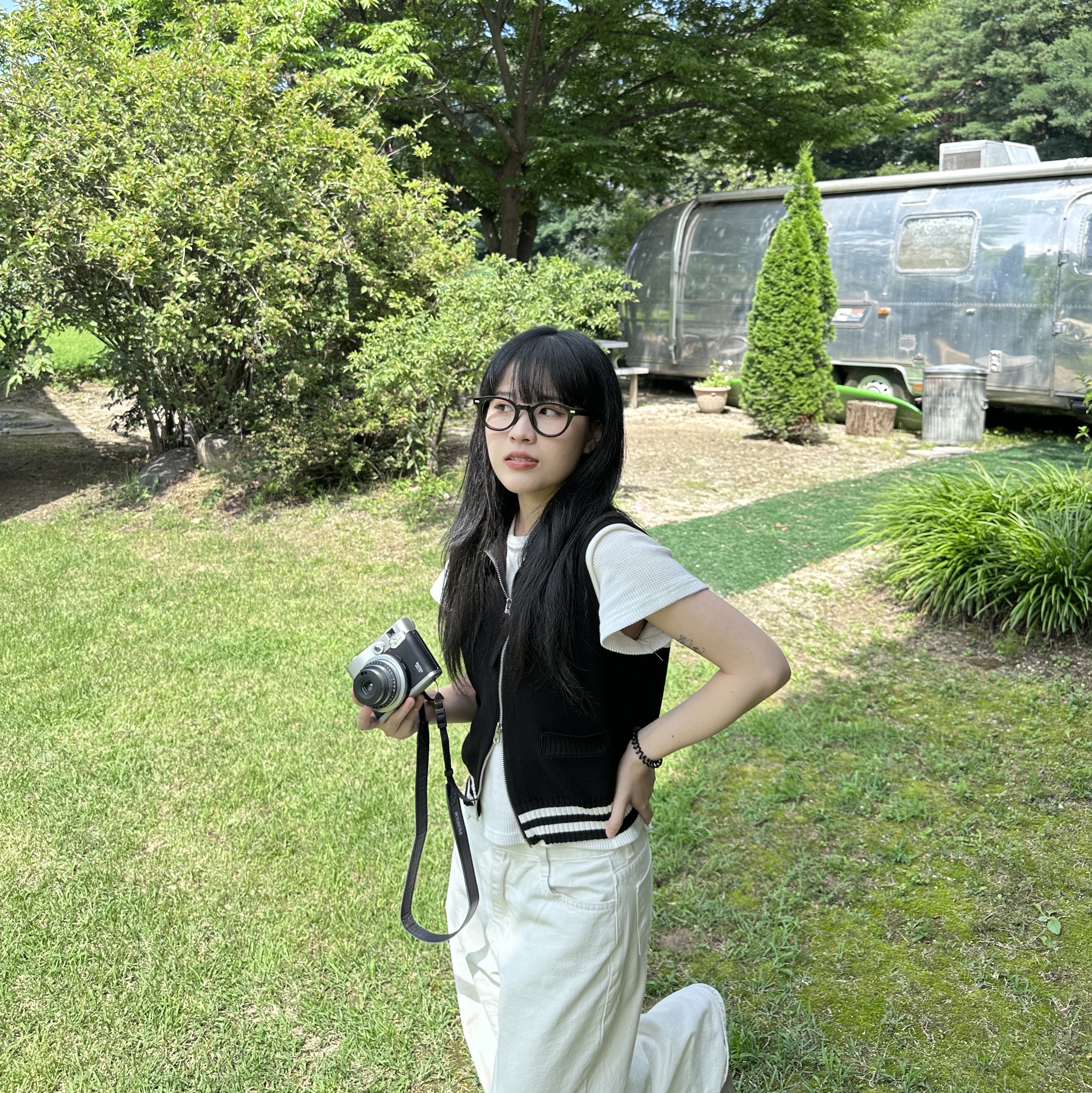 (W) Matin Kim Spell Point Stripe Knit Vest Black, Maison Margiela 5AC Mini Bucket Bag Black 착용 스타일 - 2