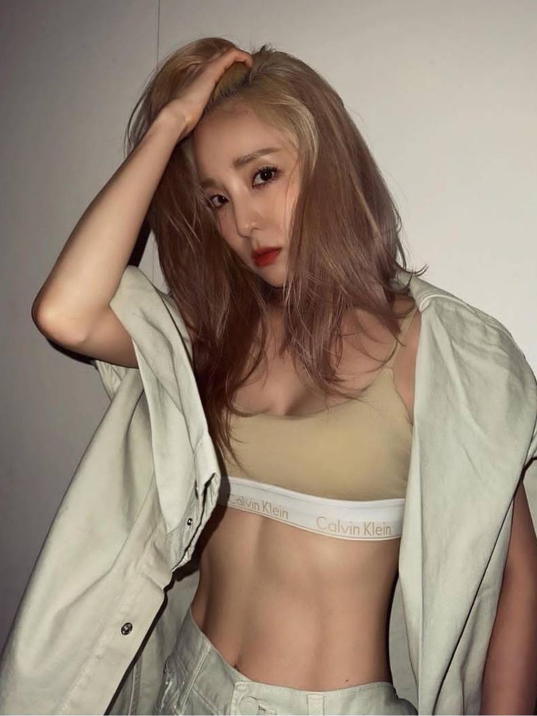 (W) Calvin Klein x Jennie Modern Cotton Lightly Lined Bralette Mojave Desert, (W) Hermes Extra Sandal Nappa & Noir 착용 스타일 - 2