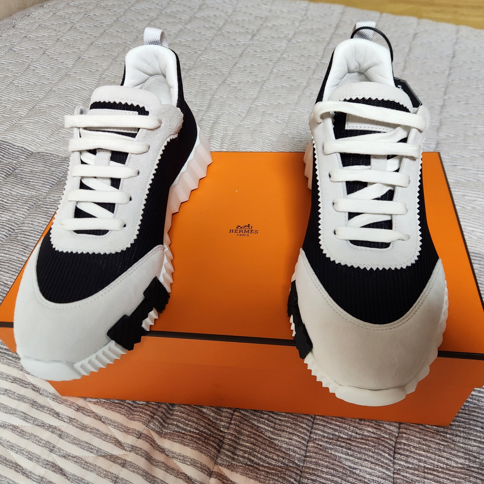 Hermes Bouncing Sneakers Mesh Suede Goatskin & Noir Blanc, Hermes Bouncing Sneakers Canvas Suede Goatskin & Blanc Orange 착용 스타일 - 1