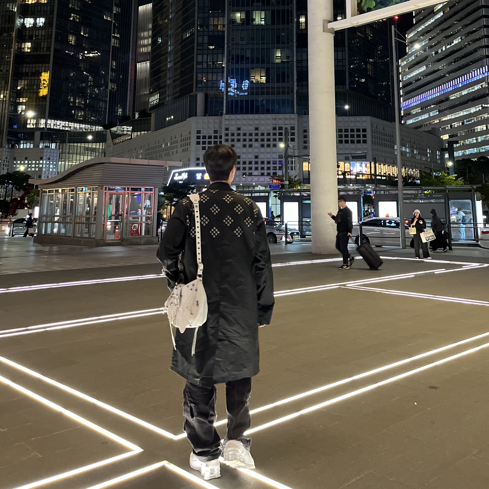 Nike x Martine Rose Shox MR4 White, Balenciaga Le Cagole XS Shoulder Bag with Safety Pins Optic White 착용 스타일 - 2