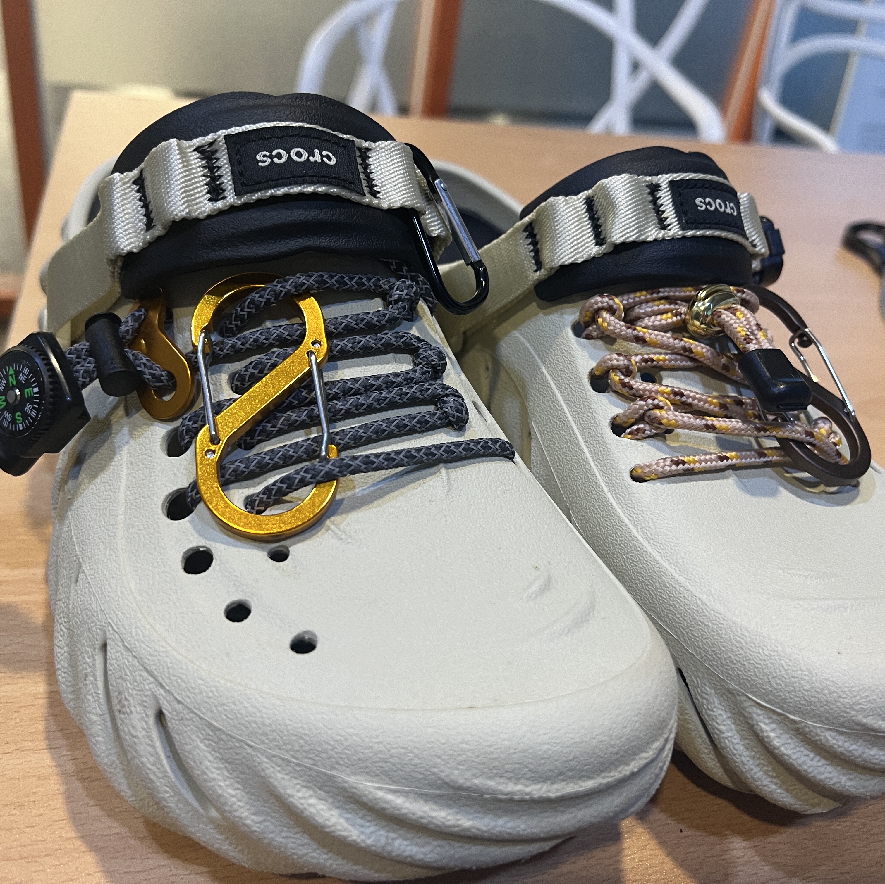 Crocs Echo Clog Bone Black 착용 스타일 - 2