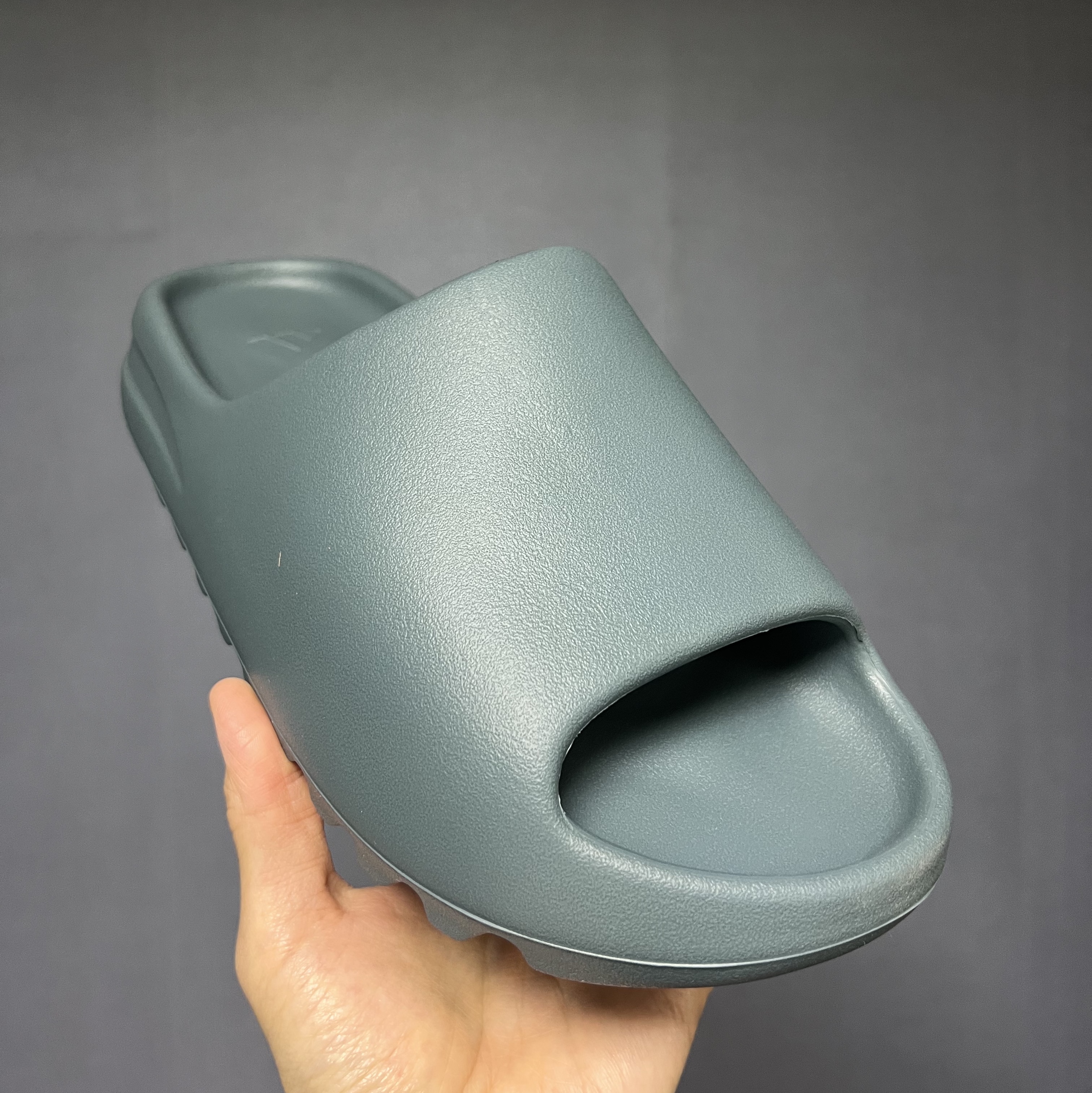 Adidas Yeezy Slide Slate Marine 착용 스타일