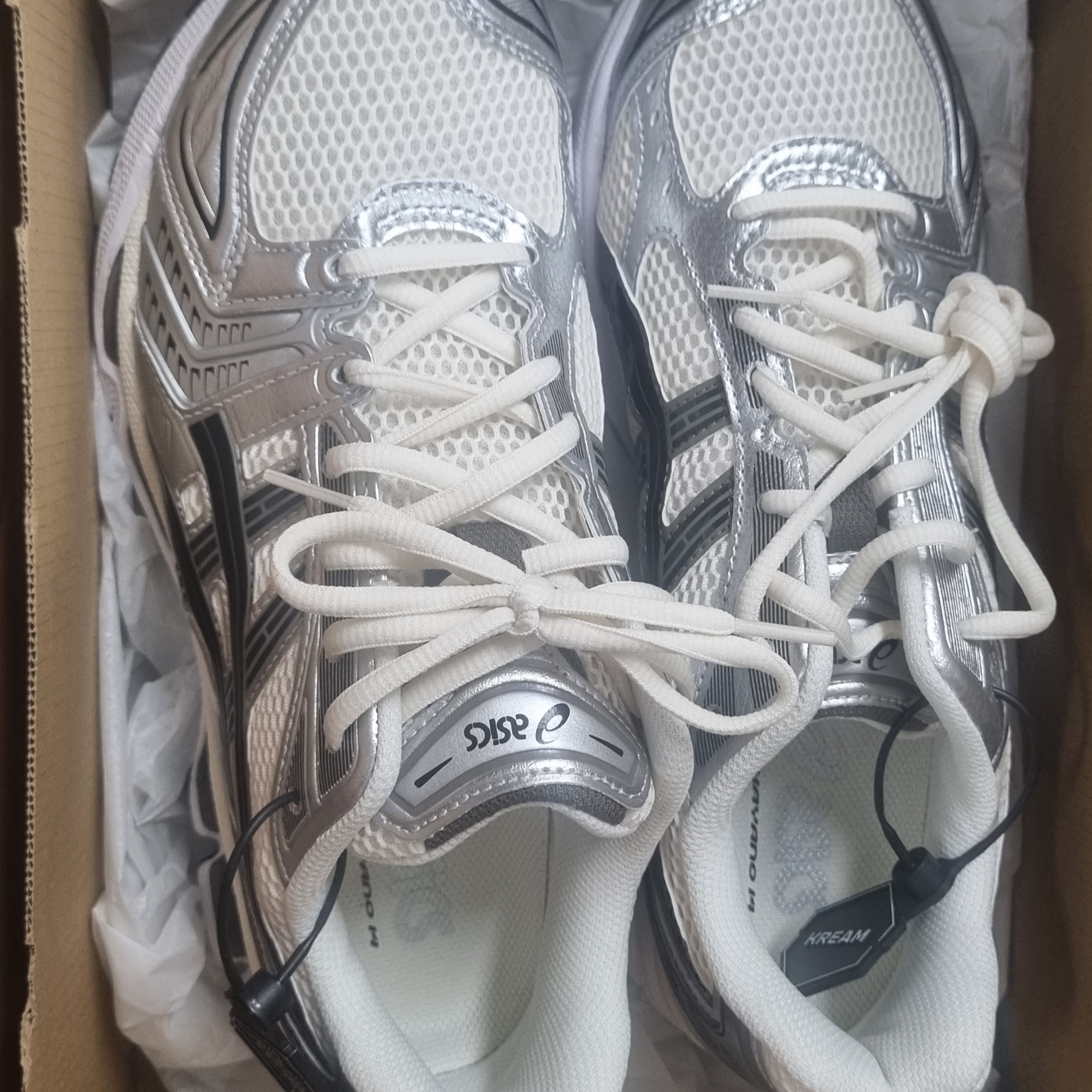 Asics Gel-Kayano 14 Cream Black 착용 스타일