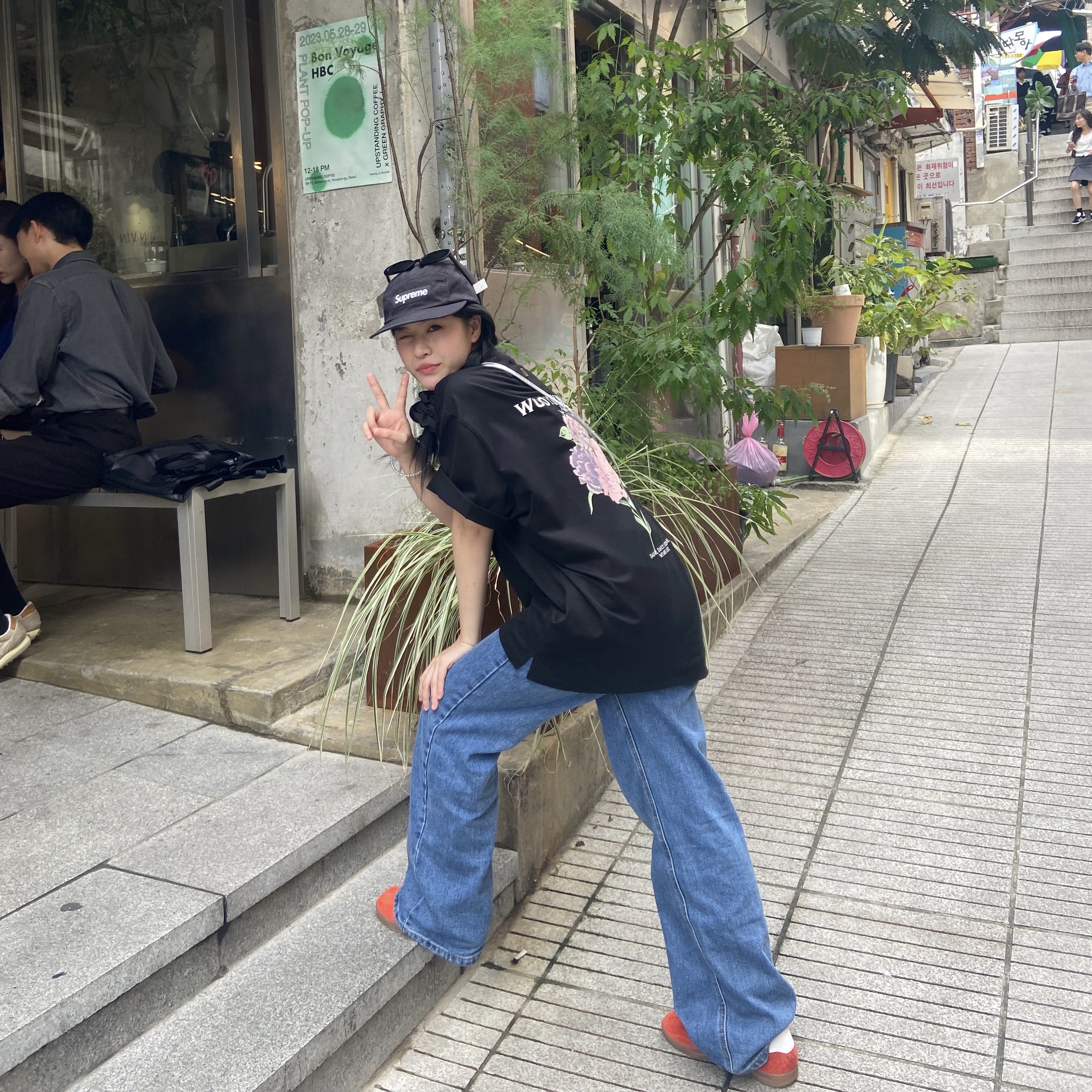 Wooyoungmi Flower Print Back Logo T-Shirt Black - 21SS, Supreme Washed Chino Twill Camp Cap Black 착용 스타일 - 2