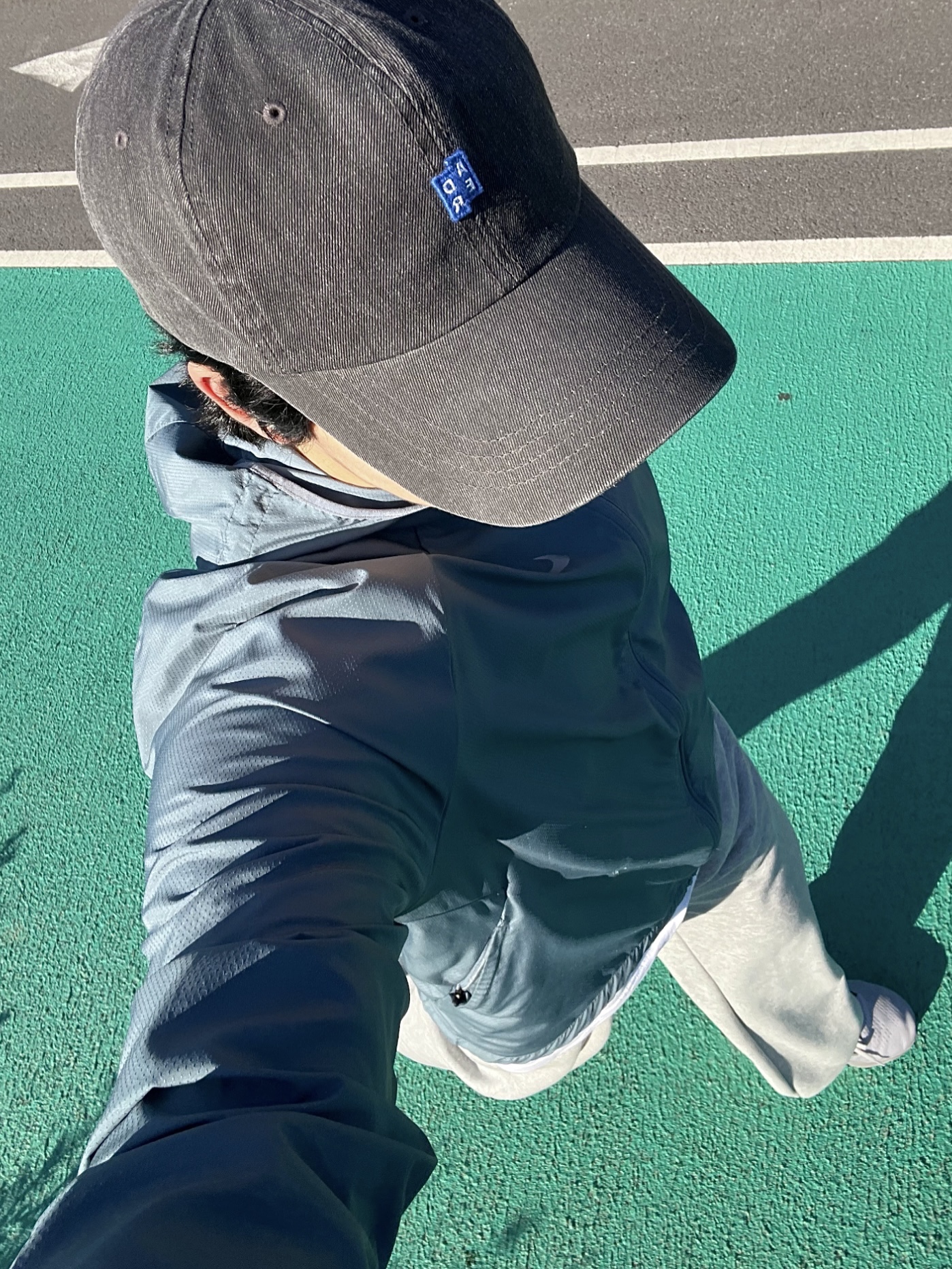Ader Error Sig; TRS Tag Cap 01 Charcoal, Nike Air Zoom Pegasus 40 White Wolf Grey 착용 스타일 - 1
