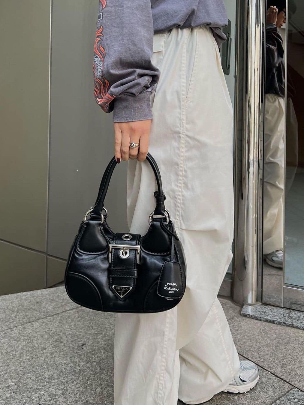Prada Moon Padded Nappa Leather Bag Black, Prada Moon Padded Nappa Leather Bag Geranium Pink 착용 스타일 - 2