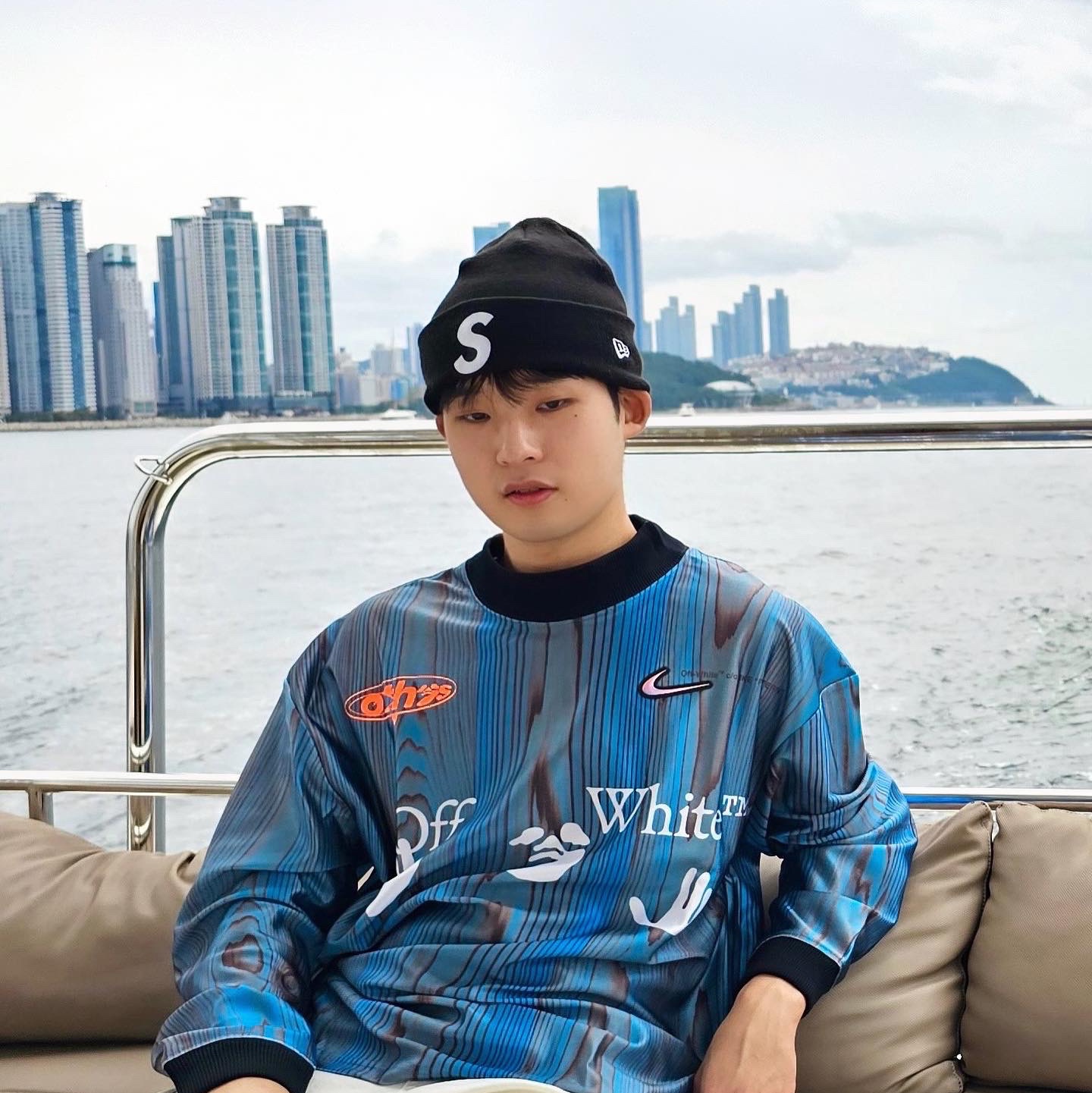 Nike x Off-White NRG Jersey Imperial Blue - Asia, Supreme New Era S Logo Beanie Black - 23FW 착용 스타일 - 1