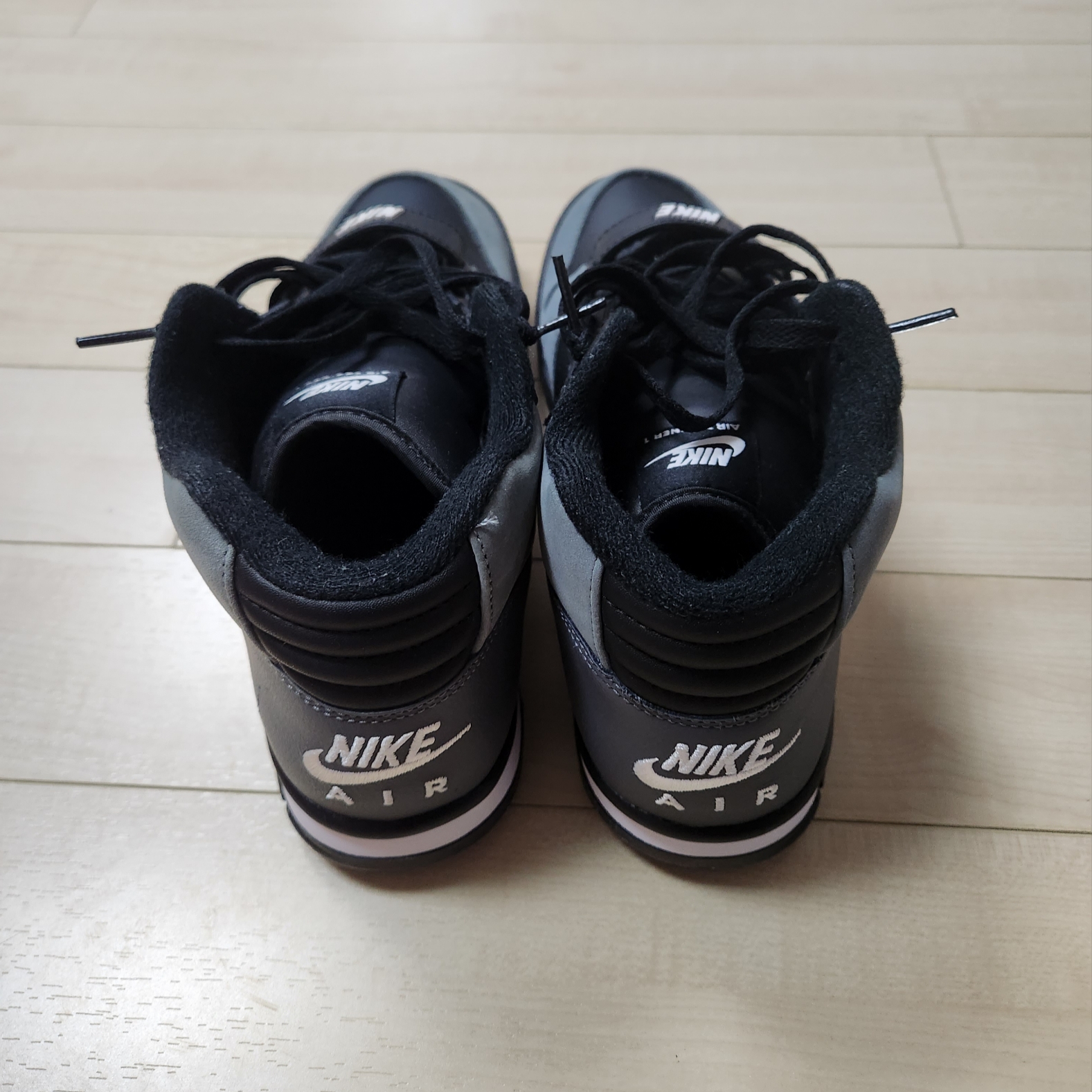 Nike Air Trainer 1 Black and Cool Grey 착용 스타일 - 4